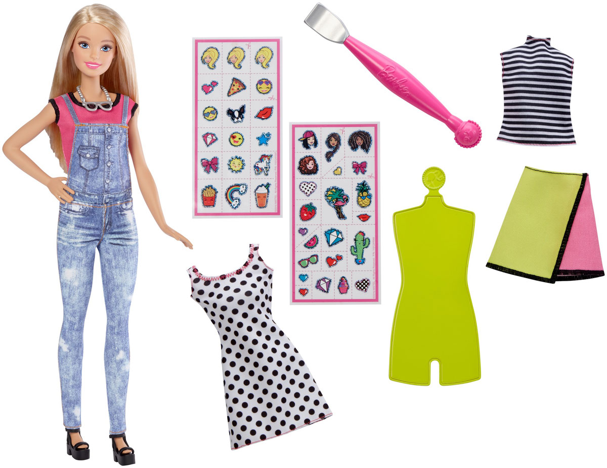 Barbie Кукла Эмодзи БлондинкаDYN92_DYN93 Barbie Кукла Эмодзи БлондинкаDYN92_DYN93Теперь ваша кукла Barbie может выразить любые эмоции с помощью творческого набора Эмодзи. Кукла Barbie одета в розовую футболку и джинсовый комбинезон. В комплект также входят двустороннее платье, топ и юбка. Наполните ее стиль новыми эмоциями! Выберите одну или две эмодзи из прилагаемых 40 штук и приклейте прозрачную наклейку с рисунком на одежду куклы. Проведите специальным инструментом для перевода рисунка по наклейке, а затем снимите пленку. Рисунок останется на ткани. Оденьте куклу Barbie в ваше творение и завершите образ туфлями и ожерельем из комплекта. Маленьким творцам понравится воплощать свои идеи в реальность вместе с Barbie! Порадуйте свою дочурку таким замечательным подарком!