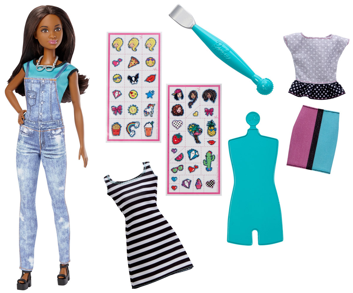 Barbie Кукла Эмодзи БрюнеткаDYN92_DYN94 Barbie Кукла Эмодзи БрюнеткаDYN92_DYN94Теперь ваша кукла Barbie может выразить любые эмоции с помощью творческих наборов Эмодзи. Кукла одета в футболку и комбинезон. В комплекте также имеются двустороннее платье, топ и юбка. Наполните ее стиль новыми эмоциями! Выберите одну или две эмодзи из прилагаемых 40 штук и приклейте прозрачную наклейку с рисунком на одежду куклы. Проведите специальным инструментом для перевода рисунка по наклейке, а затем снимите пленку. Рисунок останется на одежде. Оденьте куклу Barbie в ваше творение и завершите образ туфлями и ожерельем из комплекта. Маленьким творцам понравится воплощать свои идеи в реальность вместе с Barbie!