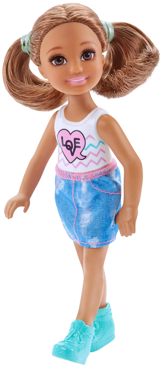 Barbie Мини-кукла Челси с молоком и печеньемDWJ33_DWJ28 Barbie Мини-кукла Челси с молоком и печеньемDWJ33_DWJ28Мини-кукла Barbie Челси порадует любую девочку, ведь она такая приветливая и веселая, что может поднять настроение одним своим присутствием. Челси собирается вкусно позавтракать. Для этого у куколки имеется тарелочка с печеньем и стаканом молока. У куклы густые волосы, что позволит ребенку придумывать разнообразные прически. Малышка одета в пластиковый белый топ с сердечком и голубую юбочку. На ножках - ботиночки ментолового цвета. Голова, ручки и ножки куклы подвижны. Игрушка изготовлена из качественных и безопасных материалов. Благодаря играм с куклой, ваша малышка сможет развить фантазию и любознательность, овладеть навыками общения и научиться ответственности. Порадуйте свою принцессу таким прекрасным подарком!