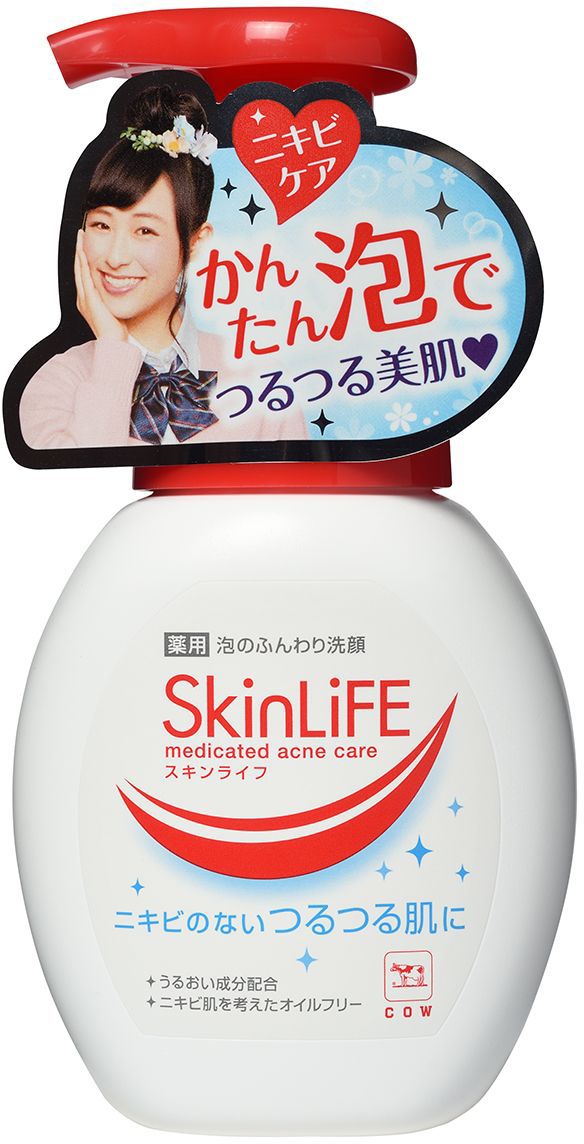 Cow Пенящееся средство для умывания Skinlife, с антибактериальным эффектом, 200 мл00323gs Cow Пенящееся средство для умывания Skinlife, с антибактериальным эффектом, 200 мл00323gsПенящееся средство мягко очищает от загрязнений и избытков кожного жира, предупреждая появление акнэ. Не содержит масел, легко смывается. Комплекс компонентов с антибактериальным и противовоспалительным действием – изопропилметилфенол и глицирризинат дикалия – уменьшает активность болезнетворных бактерий, вызывающих появление акнэ, снимает воспаление и покраснение кожи. Фруктовые кислоты смягчают ороговевшие слои клеток эпидермиса, ускоряя их удаление. С ароматом сочного персика. Некомедогенно.