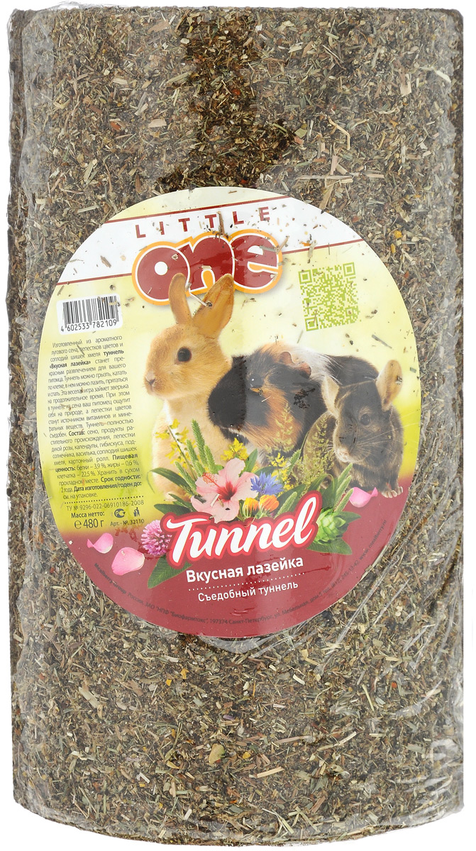 Лакомство-туннель для грызунов Little One Вкусная лазейка, 480 г40145/32110 Лакомство-туннель для грызунов Little One Вкусная лазейка, 480 г40145/32110Лакомство-туннель для грызунов Little One Вкусная лазейка изготовлено из ароматного лугового сена, лепестков цветов и соплодий шишек хмеля. Туннель можно грызть, катать по клетке, в нем можно лазить, прятаться и спать. Эта веселая игра займет зверька на продолжительное время. При этом в туннеле из сена ваш питомец ощутит себя на природе, а лепестки цветов станут источником витаминов и минеральных веществ. Натуральные компоненты способствуют повышению жизненного тонуса, благотворно влияют на общее самочувствие животного, а также оказывают положительное влияние на иммунную систему. Например, лепестки календулы, подсолнечника, василька и соплодия шишек хмеля активизируют и нормализуют работу желудочно-кишечного тракта. Антибактериальными, антиоксидантными и противовоспалительными свойствами обладают лепестки гибискуса, календулы, подсолнечника и шишки хмеля. Туннель полностью съедобен. Товар сертифицирован.