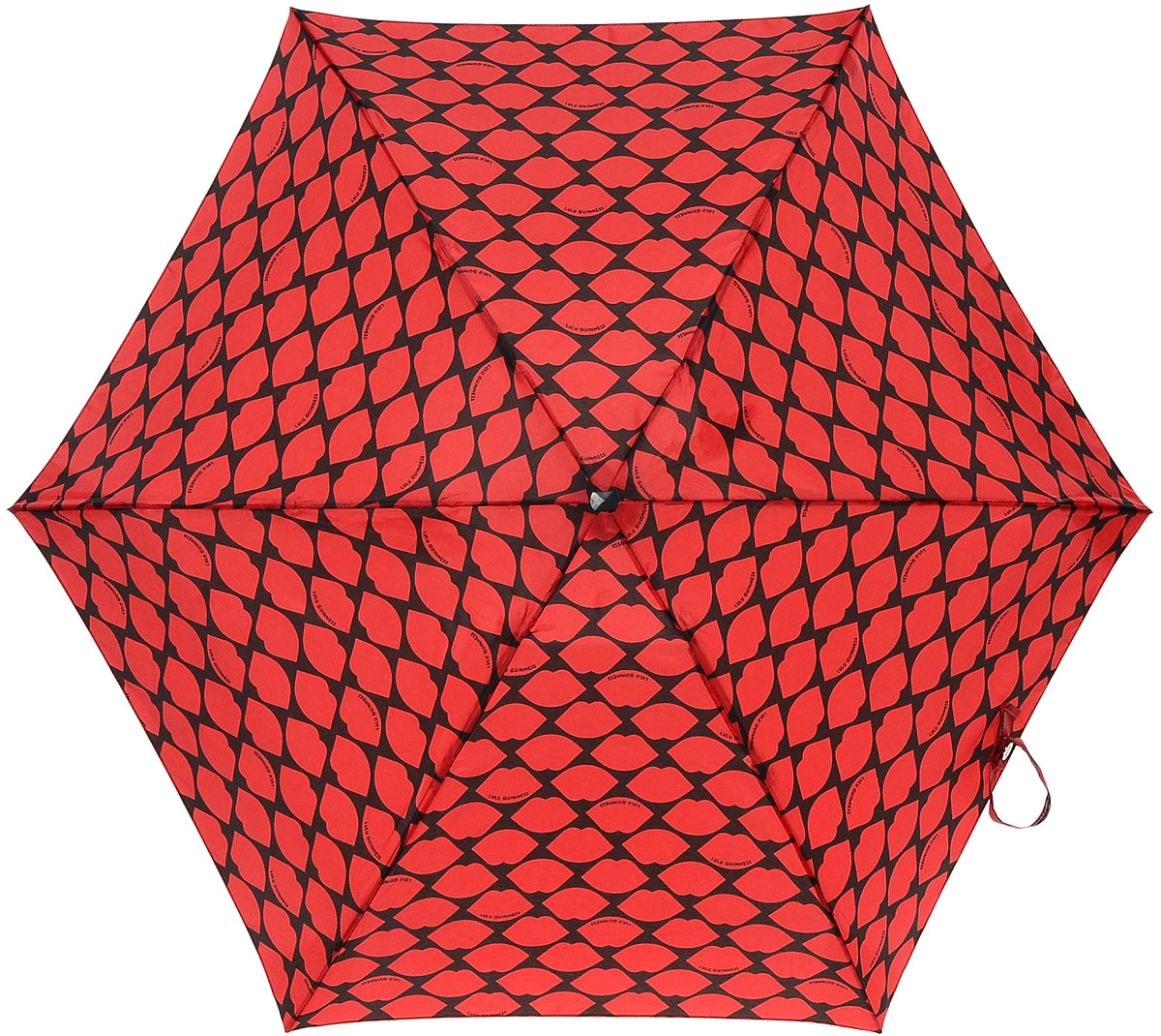 Зонт женский Lulu Guinness Tiny, механический, 5 сложений, цвет: черный, темно-красный. L717-2681L717-2681 LipsGridRed Зонт женский Lulu Guinness Tiny, механический, 5 сложений, цвет: черный, темно-красный. L717-2681L717-2681 LipsGridRedСтильный механический зонт Lulu Guinness Tiny в 5 сложений даже в ненастную погоду позволит вам оставаться элегантной. Облегченный каркас зонта выполнен из 6 спиц из фибергласса и алюминия, стержень также изготовлен из алюминия, удобная рукоятка - из пластика. Купол зонта выполнен из прочного полиэстера. В закрытом виде застегивается хлястиком на липучке. Яркий оригинальный принт в виде изображения губ поднимет настроение в дождливый день. Зонт механического сложения: купол открывается и закрывается вручную до характерного щелчка. На рукоятке для удобства есть небольшой шнурок, позволяющий надеть зонт на руку тогда, когда это будет необходимо. К зонту прилагается чехол с небольшой нашивкой с названием бренда. Такой зонт компактно располагается в кармане, сумочке, дверке автомобиля.