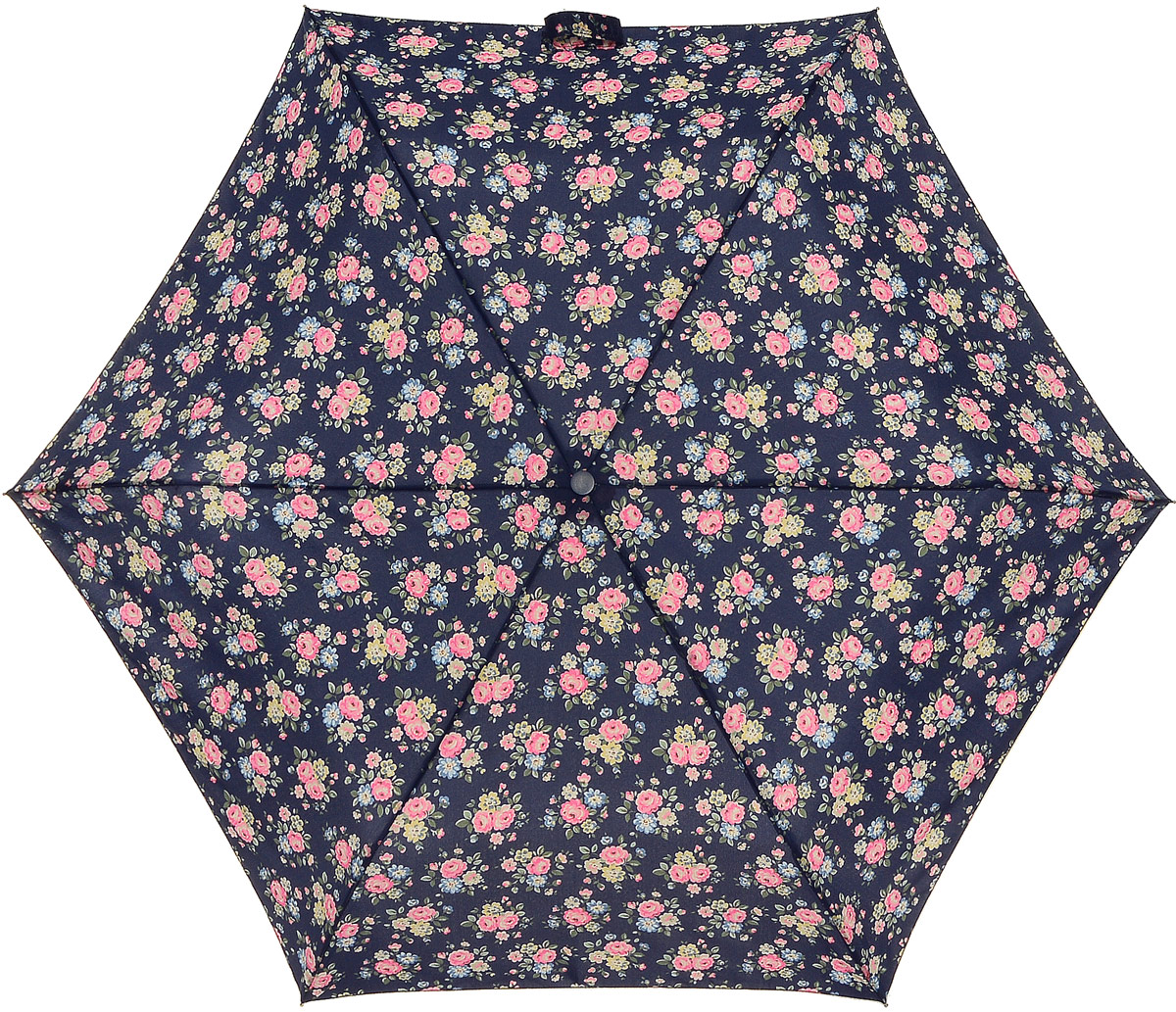 Зонт женский Cath Kidston Minilite, механический, 3 сложения, цвет: темно-синий, мультиколор. L768-3141L768-3141 LatimerRose Зонт женский Cath Kidston Minilite, механический, 3 сложения, цвет: темно-синий, мультиколор. L768-3141L768-3141 LatimerRoseСтильный механический зонт Fulton Cath Kidston в 3 сложения даже в ненастную погоду позволит вам оставаться элегантной. Облегченный каркас зонта выполнен из 8 спиц из фибергласса и алюминия, стержень также изготовлен из алюминия, удобная рукоятка - из пластика. Купол зонта выполнен из прочного полиэстера. В закрытом виде застегивается хлястиком на липучке. Яркий оригинальный цветочный принт поднимет настроение в дождливый день. Зонт механического сложения: купол открывается и закрывается вручную до характерного щелчка. На рукоятке для удобства есть небольшой шнурок, позволяющий надеть зонт на руку тогда, когда это будет необходимо. К зонту прилагается чехол с небольшой нашивкой с названием бренда. Oaeie зонт компактно располагается в кармане, сумочке, дверке автомобиля.
