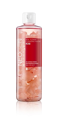 Neogen Dermalogy Очищающая вода с лепестками роз - тонизирует , сужает поры Real Cleansing Flower Water Rose 300мл44329 Neogen Dermalogy Очищающая вода с лепестками роз - тонизирует , сужает поры Real Cleansing Flower Water Rose 300мл44329Нежнейшая вода с лепестками роз может использоваться как для очищения кожи, так и ее тонизации. Инновационная формула позволяет качественно и быстро очистить кожу при помощи натуральных компонентов, удаляя макияж и загрязнения кожи, смягчая и успокаивая. Гиалуроновая кислота, экстракты розы, алоэ, центеллы и другие органические ингредиенты заботятся о здоровье кожи, поддерживая оптимальный уровень увлажненности. После применения кожа дышит чистотой и свежестью. Не содержит парабены, сульфаты, минеральное масло и другие потенциально опасные ингредиенты. Подходит для всех типов кожи, в том числе сухой и чувствительной.