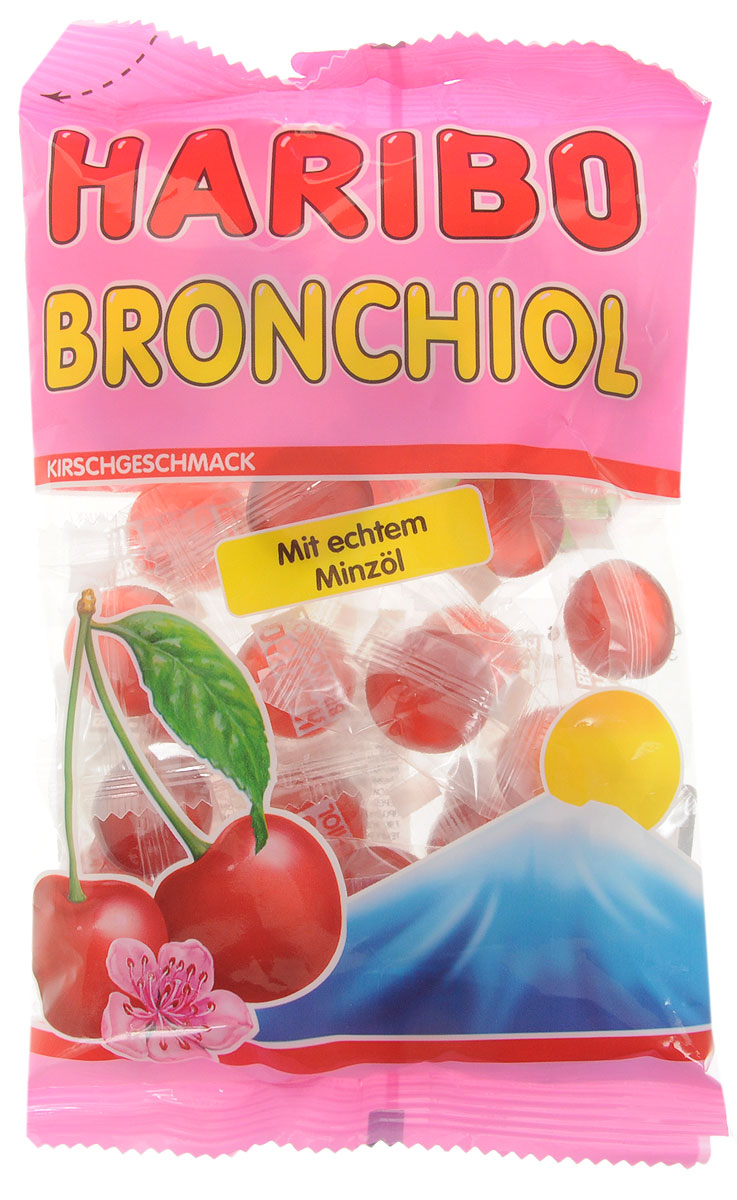 Haribo Bronchiol вишня-ментол жевательные конфеты, 100 г37372 Haribo Bronchiol вишня-ментол жевательные конфеты, 100 г37372В состав Haribo Bronchiol входит ментоловое масло, которое обладает не только хорошо выраженными лечебными свойствами, но прекрасно освежает дыхание. Вишневый сок в каждой конфете смягчает и подчеркивает ментоловую свежесть. Индивидуальная упаковка каждой из конфет позволяет сохранить насыщенный вкус и свежесть в течение многих месяцев, вне зависимости от того, когда вы откроете упаковку. Haribo Bronchiol сделает ваше дыхание глубоким и свежим, нежно избавив от кашля. Уважаемые клиенты! Обращаем ваше внимание, что полный перечень состава продукта представлен на дополнительном изображении.
