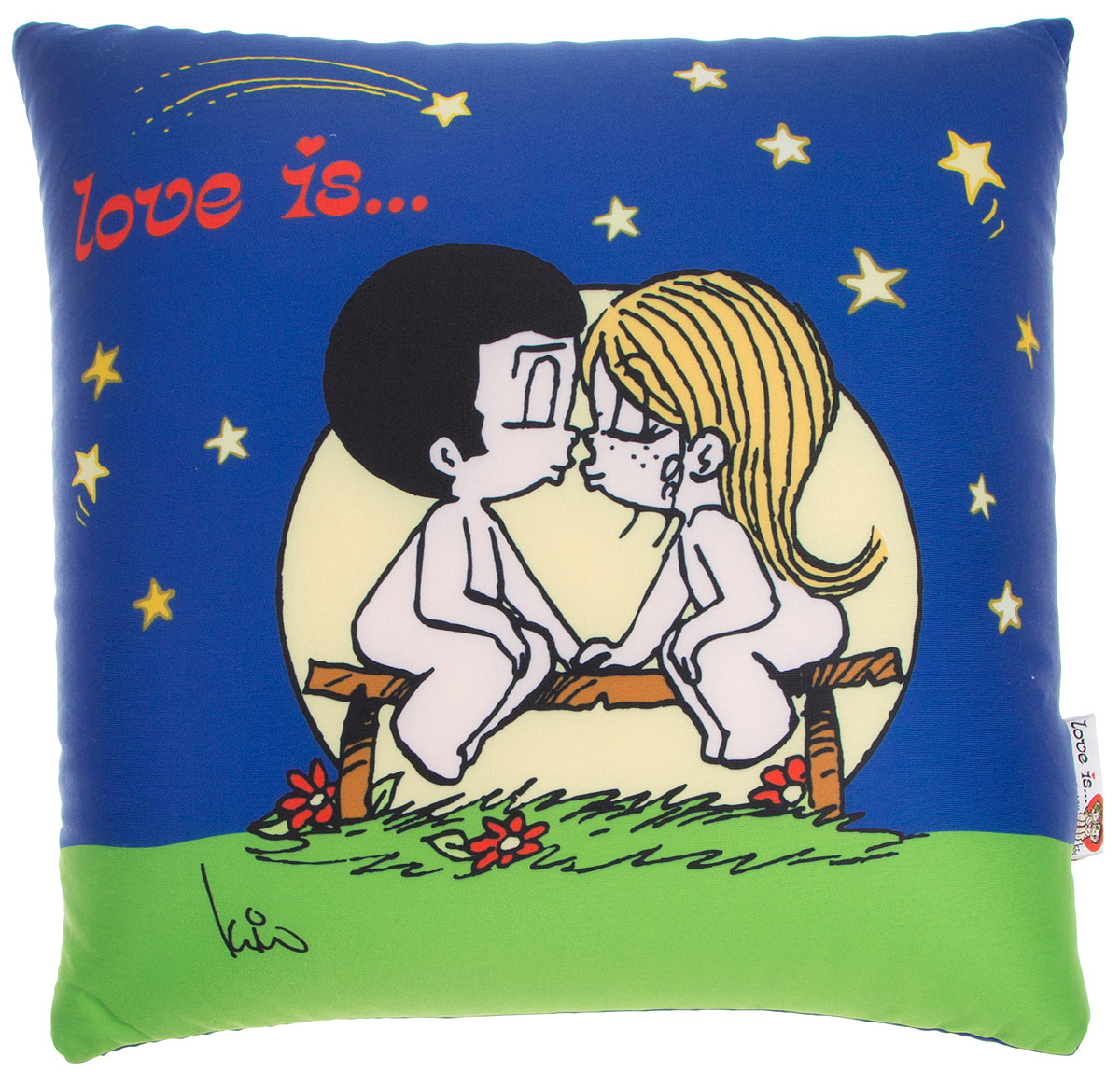 Maxi Toys Подушка Love Is цвет темно-синий зеленыйMT-H091402 Maxi Toys Подушка Love Is цвет темно-синий зеленыйMT-H091402Яркая и оригинальная подушка Maxi Toys Love Is станет отличным аксессуаром к интерьеру любой детской комнаты! Подушка украшена принтом с изображением героев комикса новозеландской художницы Ким Касали Love Is, известным у нас в стране по вкладышам одноименной жевательной резинки. Мягкую подушку можно взять с собой в путешествие - в самолете и автомобиле положить ее под голову во время отдыха, а наполнение в виде маленьких полимерных шариков будет отлично снимать стресс. Размер подушки: 32 см х 32 см х 14 см.