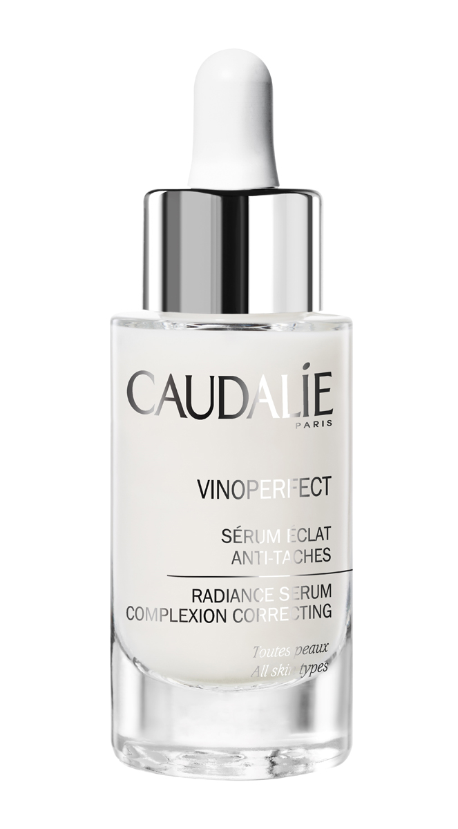 Caudalie Сыворотка - сияние против пигментных пятен Vinoperfect, 30 мл041 Caudalie Сыворотка - сияние против пигментных пятен Vinoperfect, 30 мл041Сыворотка обладает уникальным действием по удалению пигментных пятен после 4-х недельного применения. Она также предотвращает их появление, в результате чего цвет лица становится идеальным. Являясь сильнодействующим антиоксидантом, эта сыворотка защищает Вашу кожу от свободных радикалов. Ваш цвет лица вновь становится однородным и ярким, а кожа сияющей. В состав входят: активный компонент виниферин титрованный в 1000 ppm, сквалан оливы, мята, тмин и гальбан. Применение: наносить утром и вечером перед Вашим обычным кремом. Характеристики: Объем: 30 мл. Производитель: Франция. Создание марки Caudalie началось в 1993 году со встречи молодой семейной пары Матильды и Бертрана Тома и профессора Веркотерена, президента Всемирной Группы по исследованию полифенолов и Лаборатории натуральных Субстанций на кафедре фармацевтики университета города Бордо. Основой косметики Caudalie являются вино, виноград и их производные. Caudalie имеет...