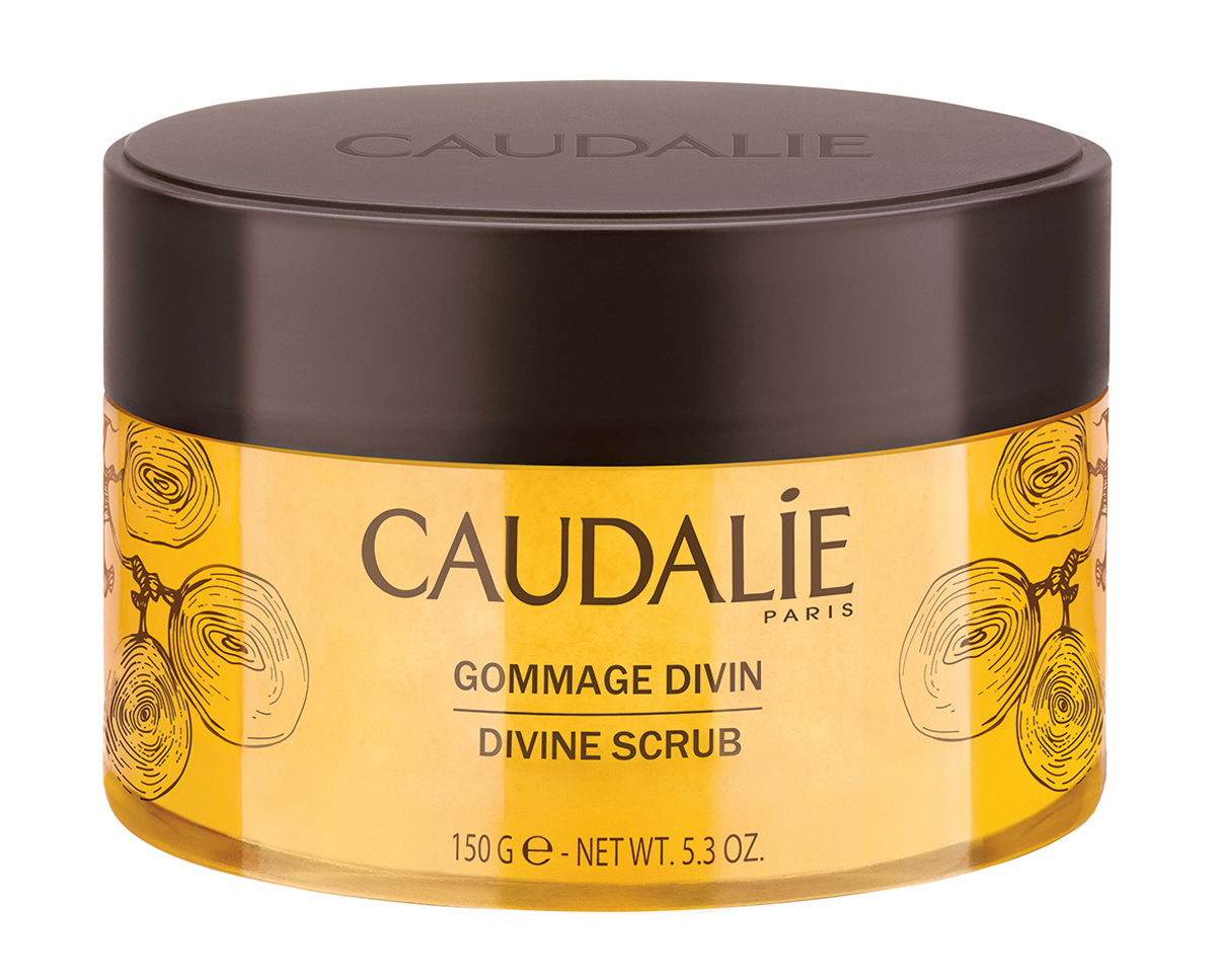Caudalie Divine Божественный скраб, 150 г150 Caudalie Divine Божественный скраб, 150 г150Тающий скраб Caudalie нежно удаляет ороговевшие клетки и, соприкасаясь с кожей, обретает консистенцию молочка, обеспечивая коже несравненную мягкость, ухоженный вид и изысканный аромат, вобравший в себя культовые оттенки нот божественного масла (грейпфрут, лист фиалки, болгарская роза, кедр, ваниль, мускус), деликатно обрамленные нюансами флердоранжа и солнечного жасмина. Основные компоненты: скраб не содержит воду и на 97% состоит из компонентов натурального происхождения. Его формула сочетает отшелушивающие кристаллы бурого сахара, получаемого из сахарного тростника, а также увлажняющую силу четырех исключительных растительных масел (масла винограда и кунжута, масло гибискуса холодного отжима и био-масло арганы первого холодного отжима). Применение : рекомендуется наносить скраб 2 раза в неделю на влажную кожу тела. Массировать легкими круговыми движениями до растворения кристаллов сахара, затем смыть водой. Характеристики: Вес: 150...
