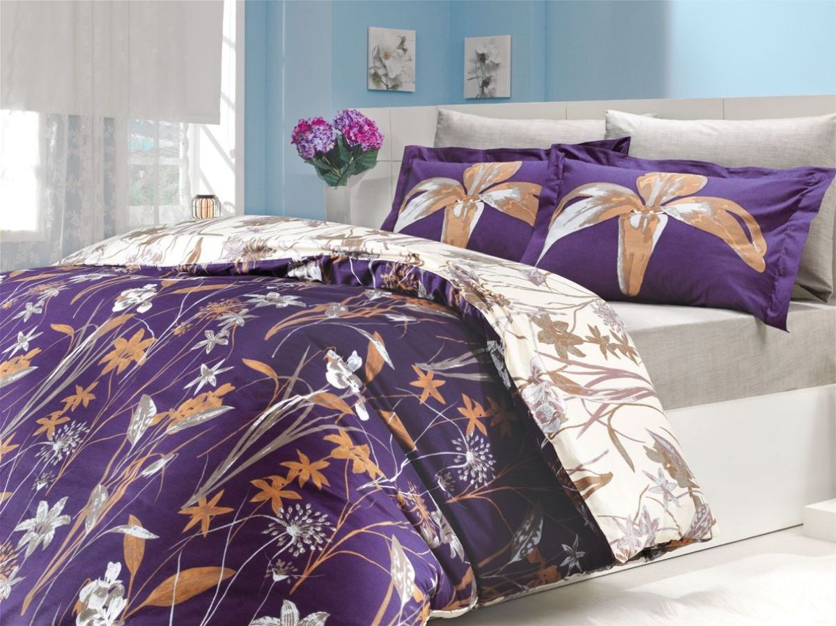 Комплект белья Hobby Home Collection Clarinda, 1,5-спальный, наволочки 50x70, 70x70, цвет: фиолетовый1501000084 Комплект белья Hobby Home Collection Clarinda, 1,5-спальный, наволочки 50x70, 70x70, цвет: фиолетовый1501000084Комплект белья Hobby Home Collection состоит из простыни, пододеяльника и 2 наволочек. Белье выполнено из поплина - это ткань из 100% натурального хлопка. По легенде этот материал впервые произвели во французской резиденции Папы Римского, городе Авиньон. За это ткань назвали поплином, что означает папский. По своим характеристикам она напоминает бязь, однако, на ощупь гораздо более мягкая и гладкая. Прекрасные потребительские качества обеспечили поплину популярность у розничного покупателя: ткань не выцветает и не мнется, ее можно не гладить вообще; не линяет и не деформируется при стирке до сорока градусов; на 100% состоит из натуральных хлопковых волокон.