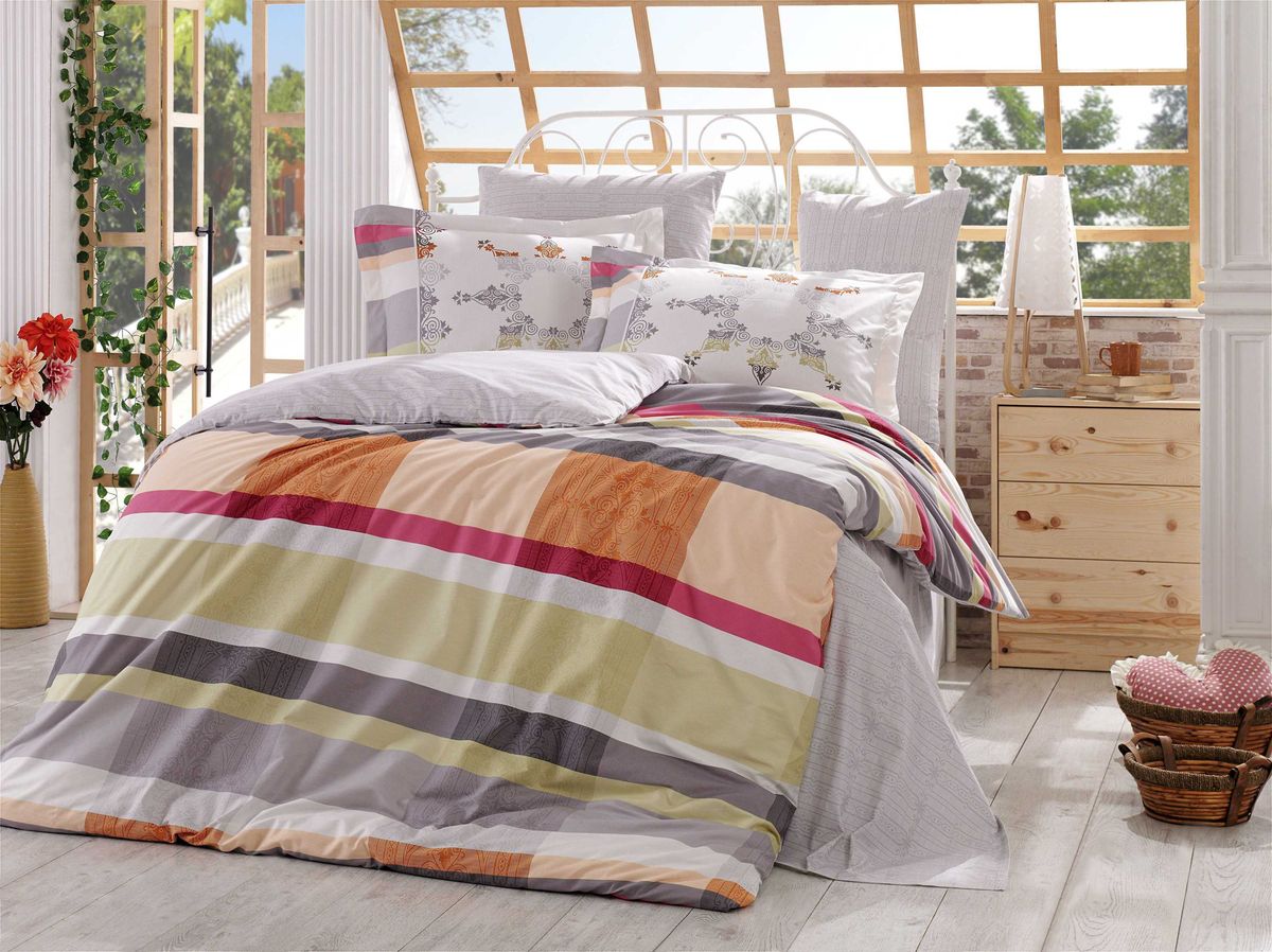 Комплект белья Hobby Home Collection Alanza, 1,5-спальный, наволочки 50x70, 70x70, цвет: серый1501000874 Комплект белья Hobby Home Collection Alanza, 1,5-спальный, наволочки 50x70, 70x70, цвет: серый1501000874Комплект белья Hobby Home Collection состоит из простыни, пододеяльника и 2 наволочек. Белье выполнено из поплина - это ткань из 100% натурального хлопка. По легенде этот материал впервые произвели во французской резиденции Папы Римского, городе Авиньон. За это ткань назвали поплином, что означает папский. По своим характеристикам она напоминает бязь, однако, на ощупь гораздо более мягкая и гладкая. Прекрасные потребительские качества обеспечили поплину популярность у розничного покупателя: ткань не выцветает и не мнется, ее можно не гладить вообще; не линяет и не деформируется при стирке до сорока градусов; на 100% состоит из натуральных хлопковых волокон.