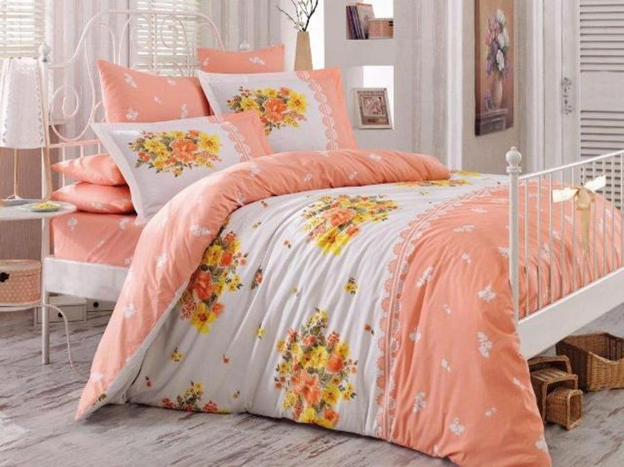 Комплект белья Hobby Home Collection Alvis, 1,5-спальный, наволочки 50x70, 70x70, цвет: персиковый1501000876 Комплект белья Hobby Home Collection Alvis, 1,5-спальный, наволочки 50x70, 70x70, цвет: персиковый1501000876Комплект белья Hobby Home Collection состоит из простыни, пододеяльника и 2 наволочек. Белье выполнено из поплина - это ткань из 100% натурального хлопка. По легенде этот материал впервые произвели во французской резиденции Папы Римского, городе Авиньон. За это ткань назвали поплином, что означает папский. По своим характеристикам она напоминает бязь, однако, на ощупь гораздо более мягкая и гладкая. Прекрасные потребительские качества обеспечили поплину популярность у розничного покупателя: ткань не выцветает и не мнется, ее можно не гладить вообще; не линяет и не деформируется при стирке до сорока градусов; на 100% состоит из натуральных хлопковых волокон.