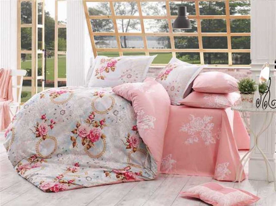 Комплект белья Hobby Home Collection Clementina, 1,5-спальный, наволочки 50x70, 70x701501000882 Комплект белья Hobby Home Collection Clementina, 1,5-спальный, наволочки 50x70, 70x701501000882Комплект белья Hobby Home Collection состоит из простыни, пододеяльника и 2 наволочек. Белье выполнено из поплина - это ткань из 100% натурального хлопка. По легенде этот материал впервые произвели во французской резиденции Папы Римского, городе Авиньон. За это ткань назвали поплином, что означает папский. По своим характеристикам она напоминает бязь, однако, на ощупь гораздо более мягкая и гладкая. Прекрасные потребительские качества обеспечили поплину популярность у розничного покупателя: ткань не выцветает и не мнется, ее можно не гладить вообще; не линяет и не деформируется при стирке до сорока градусов; на 100% состоит из натуральных хлопковых волокон.