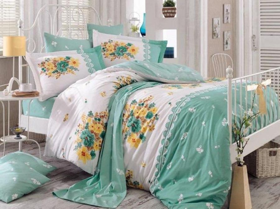 Комплект белья Hobby Home Collection Alvis, 2-спальный, наволочки 70x70, цвет: зеленый1501000898 Комплект белья Hobby Home Collection Alvis, 2-спальный, наволочки 70x70, цвет: зеленый1501000898Комплект белья Hobby Home Collection состоит из простыни, пододеяльника и 4 наволочек. Белье выполнено из поплина - это ткань из 100% натурального хлопка. По легенде этот материал впервые произвели во французской резиденции Папы Римского, городе Авиньон. За это ткань назвали поплином, что означает папский. По своим характеристикам она напоминает бязь, однако, на ощупь гораздо более мягкая и гладкая. Прекрасные потребительские качества обеспечили поплину популярность у розничного покупателя: ткань не выцветает и не мнется, ее можно не гладить вообще; не линяет и не деформируется при стирке до сорока градусов; на 100% состоит из натуральных хлопковых волокон.