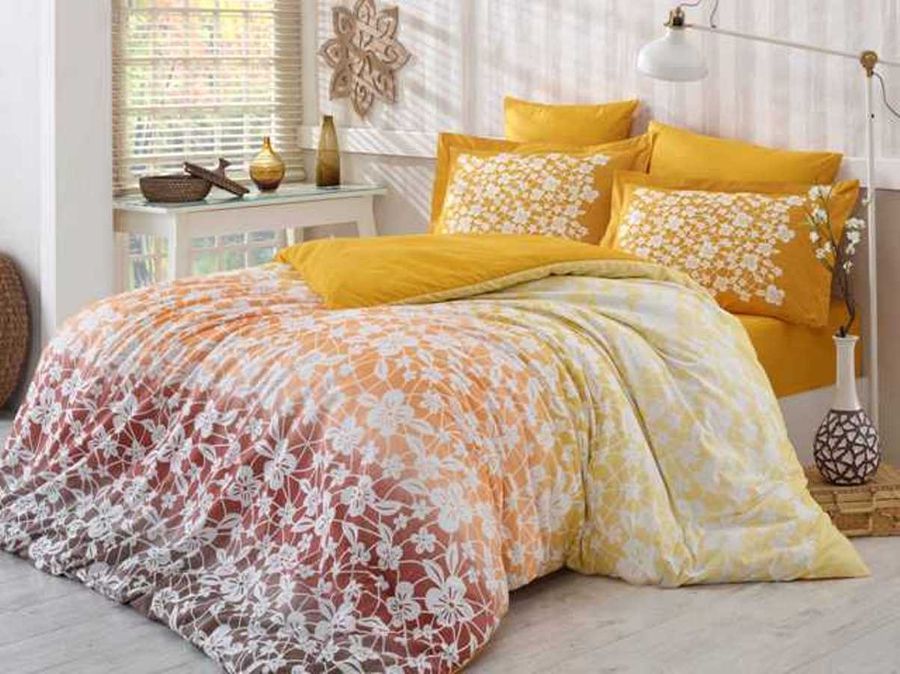 Комплект белья Hobby Home Collection Mira, евро, наволочки 50x70, 70x70, цвет: горчичный1501000927 Комплект белья Hobby Home Collection Mira, евро, наволочки 50x70, 70x70, цвет: горчичный1501000927Комплект белья Hobby Home Collection состоит из простыни, пододеяльника и 4 наволочек. Белье выполнено из поплина - это ткань из 100% натурального хлопка. По легенде этот материал впервые произвели во французской резиденции Папы Римского, городе Авиньон. За это ткань назвали поплином, что означает папский. По своим характеристикам она напоминает бязь, однако, на ощупь гораздо более мягкая и гладкая. Прекрасные потребительские качества обеспечили поплину популярность у розничного покупателя: ткань не выцветает и не мнется, ее можно не гладить вообще; не линяет и не деформируется при стирке до сорока градусов; на 100% состоит из натуральных хлопковых волокон.