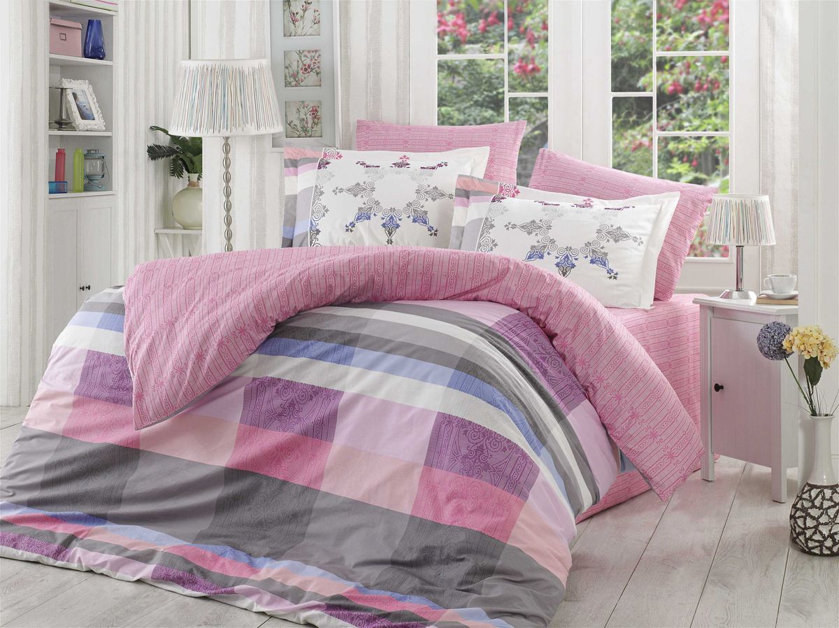 Комплект белья Hobby Home Collection Alanza, 1,5-спальный, наволочки 50x70, 70x70, цвет: лиловый1501001081 Комплект белья Hobby Home Collection Alanza, 1,5-спальный, наволочки 50x70, 70x70, цвет: лиловый1501001081Комплект белья Hobby Home Collection состоит из простыни, пододеяльника и 2 наволочек. Белье выполнено из поплина - это ткань из 100% натурального хлопка. По легенде этот материал впервые произвели во французской резиденции Папы Римского, городе Авиньон. За это ткань назвали поплином, что означает папский. По своим характеристикам она напоминает бязь, однако, на ощупь гораздо более мягкая и гладкая. Прекрасные потребительские качества обеспечили поплину популярность у розничного покупателя: ткань не выцветает и не мнется, ее можно не гладить вообще; не линяет и не деформируется при стирке до сорока градусов; на 100% состоит из натуральных хлопковых волокон.