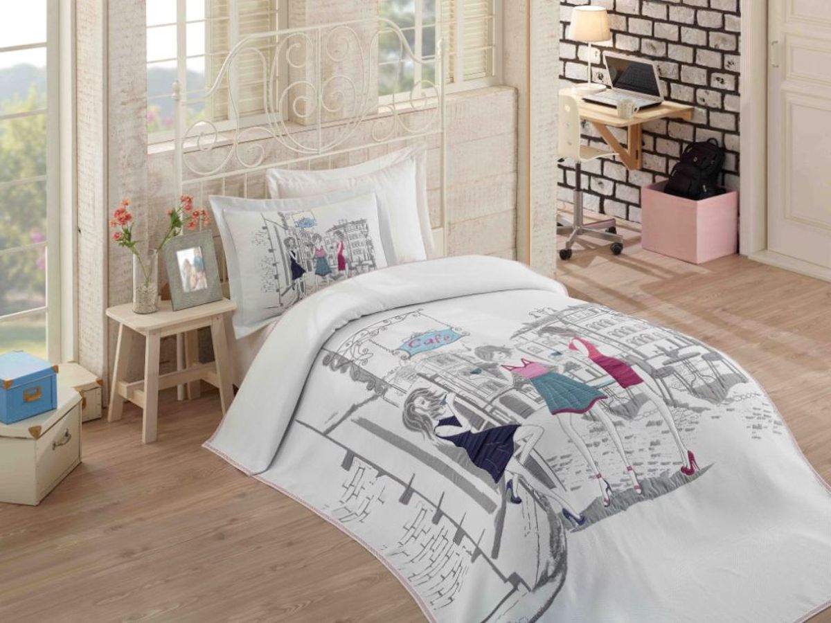 Комплект белья Hobby Home Collection Vienna, 1,5-спальный, наволочки 50x70, 70x70, цвет: белый1607000107 Комплект белья Hobby Home Collection Vienna, 1,5-спальный, наволочки 50x70, 70x70, цвет: белый1607000107Комплект постельного белья Hobby Home Collection изготовлен из высококачественного сатина (100% натурального хлопка путем сложного переплетения нескольких видов нитей). Ткань отличается хорошей способностью пропускать воздух и прекрасно впитывать влагу, благодаря чему подойдет людям, которые не переносят синтетическую ткань и прочие материалы, смешанные с синтетикой. Белье практически не мнется. Достоинства сатина: - он невероятно приятен на ощупь - гладкий, мягкий, нежный и необычайно плотный; - внешне, своим легким блеском, он напоминает дорогостоящий шелк, но по цене значительно ниже; - несмотря на мягкость, сатин прочен и долговечен благодаря особому переплетению нитей (по долговечности сатину нет равных); - ткань из натуральных хлопковых нитей обеспечивает абсолютную гигиеничность и гипоаллергенность; - применение современных технологий при нанесении принта гарантирует высокую цветоустойчивость и возможность создавать...
