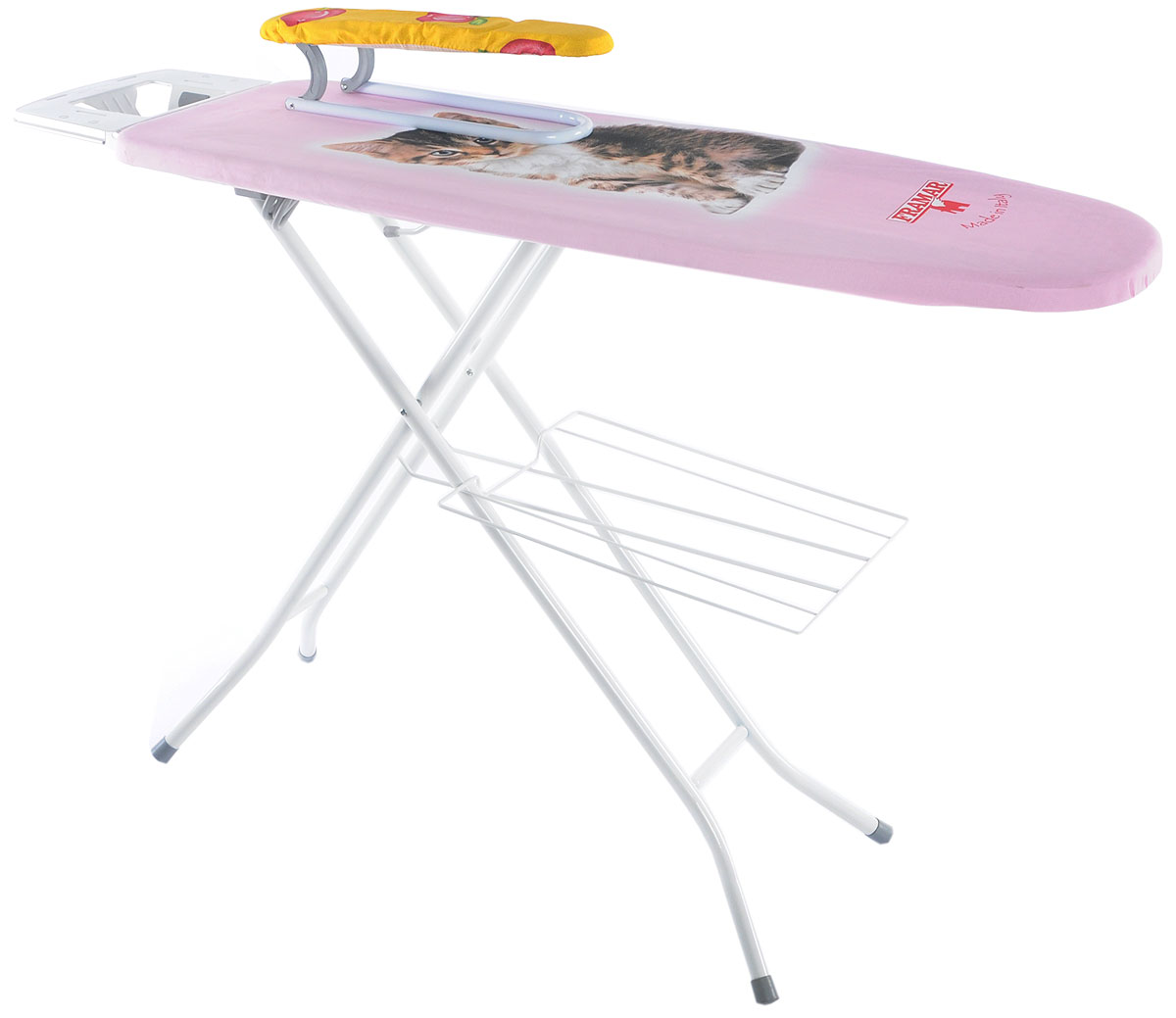 Доска гладильная Framar Vapolux 5 Electro, цвет: розовый, коричневый, белый, 122 см х 38 см14850700 Доска гладильная Framar Vapolux 5 Electro, цвет: розовый, коричневый, белый, 122 см х 38 см14850700Гладильная доска Framar Кошка станет необходимым атрибутом для любой хозяйки. Поверхность выполнена из сетчатой стали и обтянута чехлом из натурального хлопка с ярким рисунком, а также мягкой подкладкой. Большая поверхность позволит вам без труда гладить не только рубашки, мужские брюки, но и постельное белье. Ножки гладильной доски выполнены из окрашенной стали и снабжены пластиковыми вставками, которые предотвращают скольжение, что создает удобные условия для глажки, а также препятствуют образованию царапин на полу. Доска оснащена металлическим держателем для утюга, полкой и подрукавником. Гладильная доска легко складывается и не занимает много места в сложенном состоянии, что делает ее удобной для хранения. Доска сочетает в себе качество, удобство и практичность. Материал рамы: сталь. Материал чехла: 100% хлопок. Наполнитель: войлок. Размер гладильной поверхности: 122 x 38 см. Максимальная высота:...