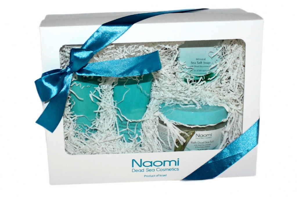 Набор подарочный Naomi Ты-БогиняKM 0055 Набор подарочный Naomi Ты-БогиняKM 0055Набор подарочный «Ты-Богиня» состоит из Крема для ног с минералами Мертвого моря «Naomi», Крема для рук с минералами Мертвого моря «Naomi», Мыла солевого с минералами Мертвого моря «Naomi», Соли Мертвого моря с экстрактом эвкалипта «Naomi». 1. Крем для ног обогащен минералами Мертвого моря и применяется для ухода за кожей ног, заживляя трещины и избавляя от шелушения. Ингредиенты крема увлажняют и питают кожу ступней, делая ее мягкой и гладкой, а также снимают отечность с ног. Способ применения: ежедневно наносите необходимое количество крема на кожу ног и мягко втирайте до полного впитывания. Срок годности: 3 года с даты производства 2. Крем для рук обогащен минералами Мертвого моря, благодаря чему превосходно ухаживает за руками. Крем смягчает, питает и защищает кожу от сухости, ускоряет процесс заживления микротравм и трещинок. Легкий по консистенции крем отлично впитывается и обладает приятным запахом. Способ применения: наносите 1-2- раза в день на...