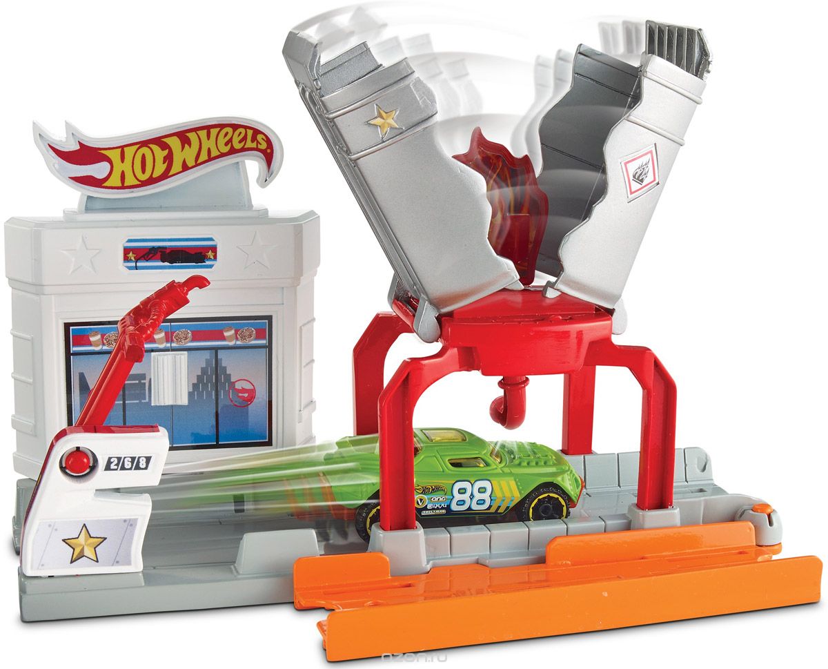 Hot Wheels Игровой набор Взрыв на автозаправкеDWK99_DWL01 Hot Wheels Игровой набор Взрыв на автозаправкеDWK99_DWL01Игровой набор Hot Wheels Взрыв на автозаправке привлечет внимание вашего ребенка и не позволит ему скучать. В набор входят элементы для сборки части трека вместе с заправочной станцией и огромной цистерной с топливом. Берегись, в цистерне начался пожар и вот-вот произойдет взрыв, который расколет ее на две части! Успей вовремя умчаться прочь! В наборе также машинка Hot Wheels. Колеса машинки свободно вращаются. Любой набор можно соединить с другим трековым набором Hot Wheels. Дети могут коллекционировать наборы и соединять их друг с другом - веселье будет бесконечным! Порадуйте вашего ребенка таким замечательным подарком!