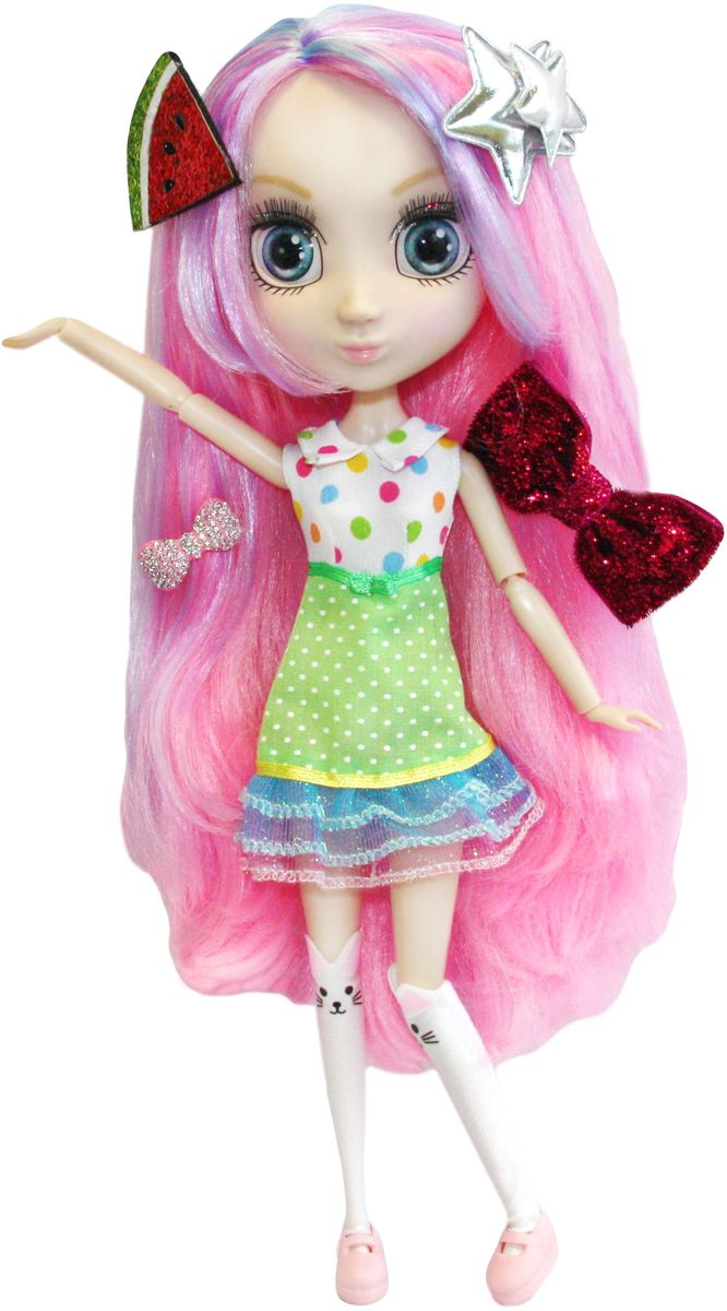 Shibajuku Girls Кукла СуриHUN2178 Shibajuku Girls Кукла СуриHUN2178Это не обычные Fashion Dolls – это Shibajuku Girls! Они лучше, чем все существующие куклы! Они выше! Они моднее! У них живые, реалистичные глаза. У них крутые аксессуары и заколки, которые могут носить и девочки! Сури обожает все цветное! Все цвета радуги - ее любимые! У нее есть огромная коллекция аксессуаров. А еще она очень люит готовить и печь кап-кейки! У куклы длинные розовые волосы с сиреневыми прядями, выразительные голубые глаза и прелестный наряд - зеленая юбка в горошек и белая блузка, также в разноцветный горошек.