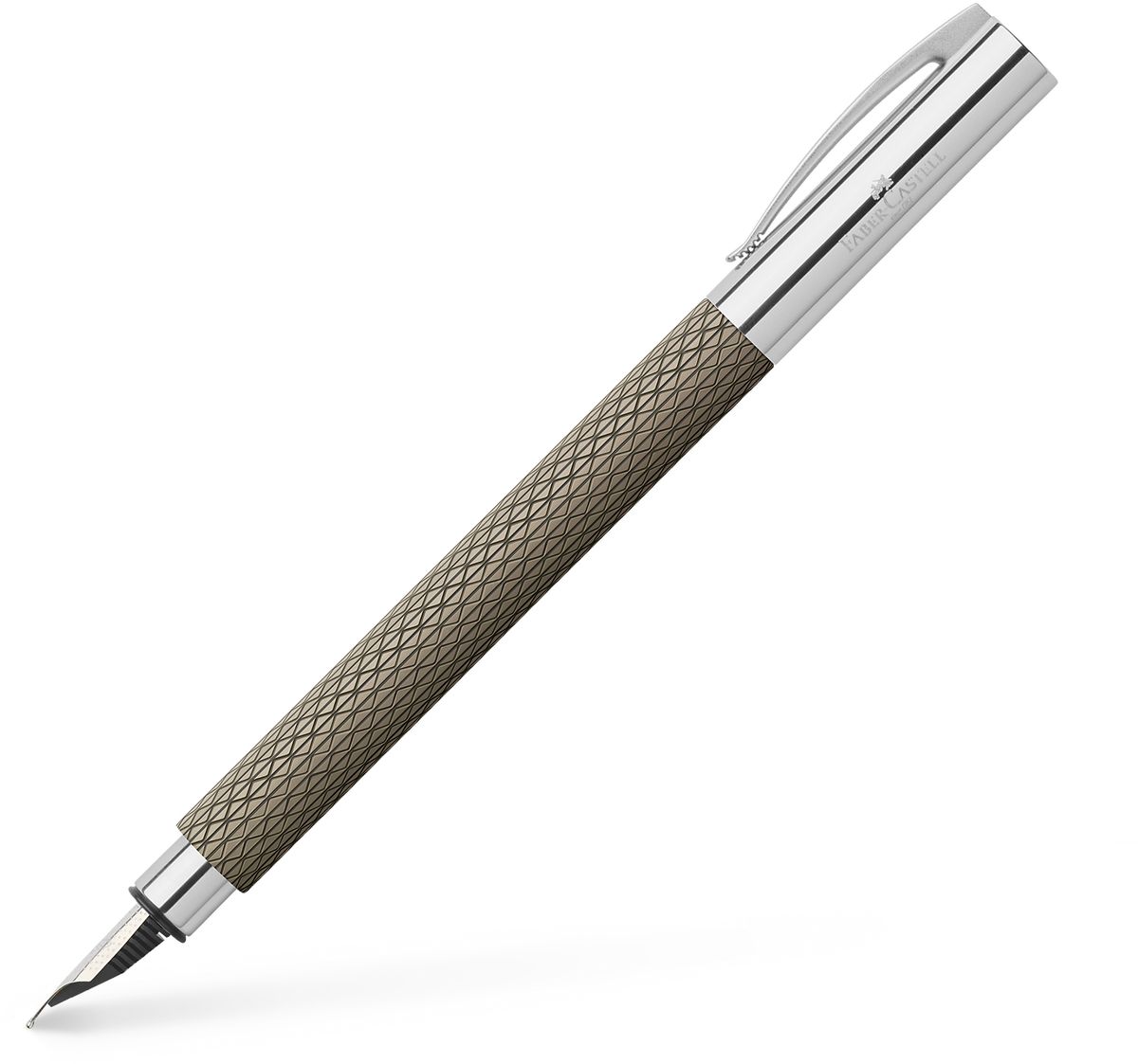 Faber-Castell Ручка перьевая Ambition OpArt Black Sand147050 Faber-Castell Ручка перьевая Ambition OpArt Black Sand147050Перьевая ручка высшего качества корпус изготовлен из редкой смолы с уникальным рисунком оба конца из хромированного шлифованного металла упругий клип можно использовать поршневой механизм или картриджи высококачественное перо из нержавеющей стали с толщиной линии М индивидуальная подарочная упаковка
