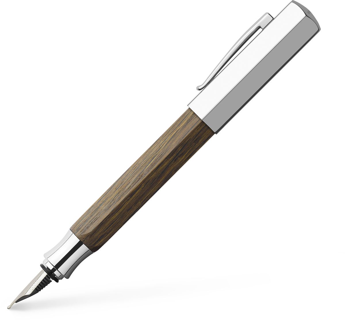 Faber-Castell Ручка перьевая Ondoro Smoaked Oak M147580 Faber-Castell Ручка перьевая Ondoro Smoaked Oak M147580Перьевая ручка высшего качества корпус изготовлен из дымчатого дуба один конец из хромированного шлифованного металла упругий клип можно использовать поршневой механизм или картриджи высококачественное перо из нержавеющей стали с толщиной линии М индивидуальная подарочная упаковка