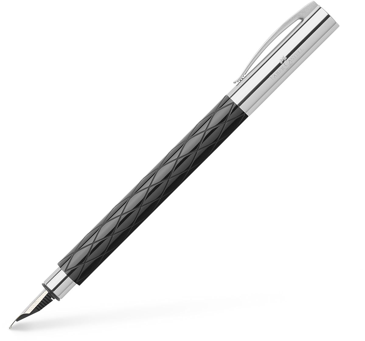 Faber-Castell Ручка перьевая Ambition Rhombus148920 Faber-Castell Ручка перьевая Ambition Rhombus148920Перьевая ручка высшего качества черный корпус изготовлен из редкой смолы с гравированным дизайном оба конца из хромированного шлифованного металла упругий клип можно использовать поршневой механизм или картриджи высококачественное перо из нержавеющей стали с толщиной линии М индивидуальная подарочная упаковка
