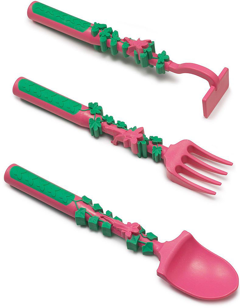 Constructive Eating Набор детской посуды Garden Fairy 3 предмета82000 Constructive Eating Набор детской посуды Garden Fairy 3 предмета82000Развивающие столовые приборы Constructive Eating Garden Fairy в форме садовых инструментов входят в серию Волшебный сад, созданную специально для девочек. Помимо стандартных ложки и вилки набор включает в себя так называемый толкатель - ребенок наталкивает им еду на ложку или вилку и таким образом учится есть двумя руками. Пользование этими приборами превращает прием пищи в веселую игру, что позволяет увлечь едой даже малоежку. Способствуют развитию мелкой моторики. Изготавливаются в США ограниченными партиями.