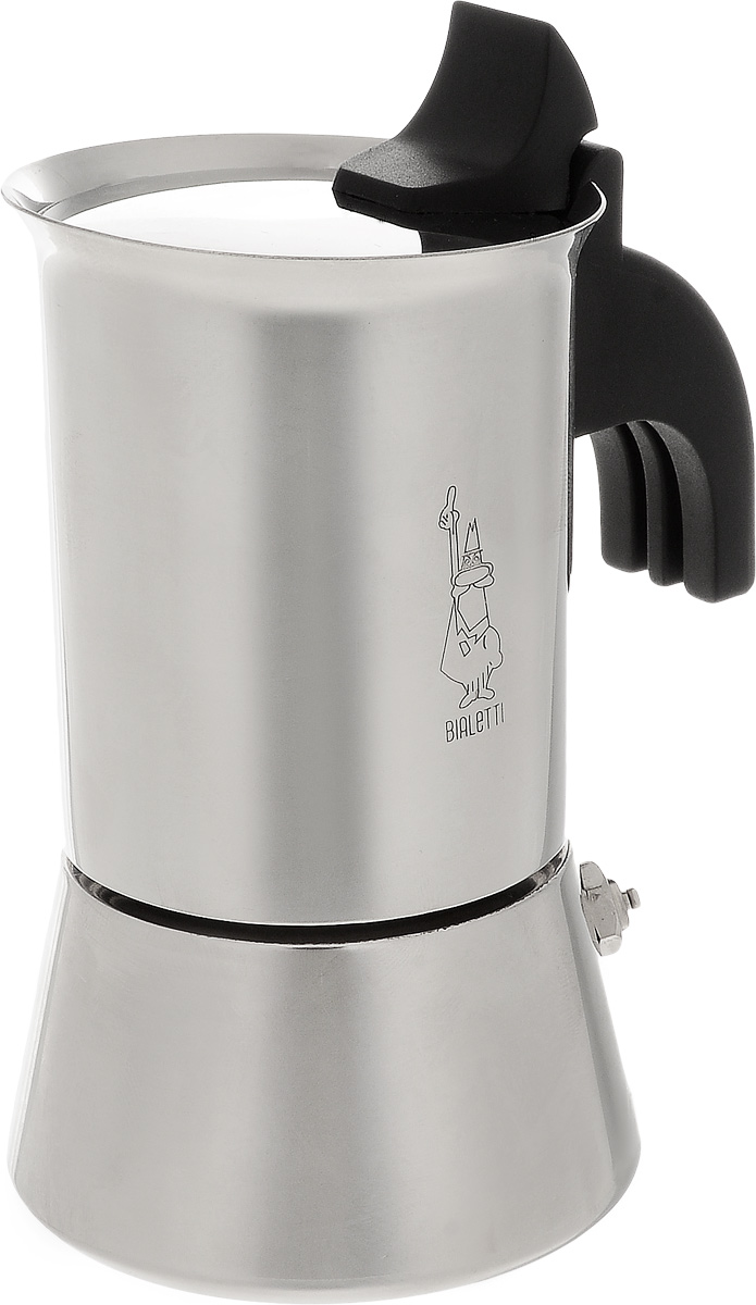 Кофеварка гейзерная Bialetti Venus, на 2 чашки1698 Кофеварка гейзерная Bialetti Venus, на 2 чашки1698Компактная гейзерная кофеварка Bialetti Venus изготовлена из высококачественной нержавеющей стали 18/10. Объема кофеварки хватает на 2 чашки. Изделие оснащено удобной ручкой из пластика. Принцип работы такой гейзерной кофеварки - кофе заваривается путем многократного прохождения горячей воды или пара через слой молотого кофе. Удобство кофеварки в том, что вся кофейная гуща остается во внутренней емкости. Гейзерные кофеварки пользуются большой популярностью благодаря изысканному аромату. Кофе получается крепкий и насыщенный. Теперь и дома вы сможете насладиться великолепным эспрессо. Подходит для газовых, электрических и стеклокерамических плит. Можно мыть в посудомоечной машине. Высота (с учетом крышки): 12,5 см. Диаметр кофеварки по верхнему краю: 7 см