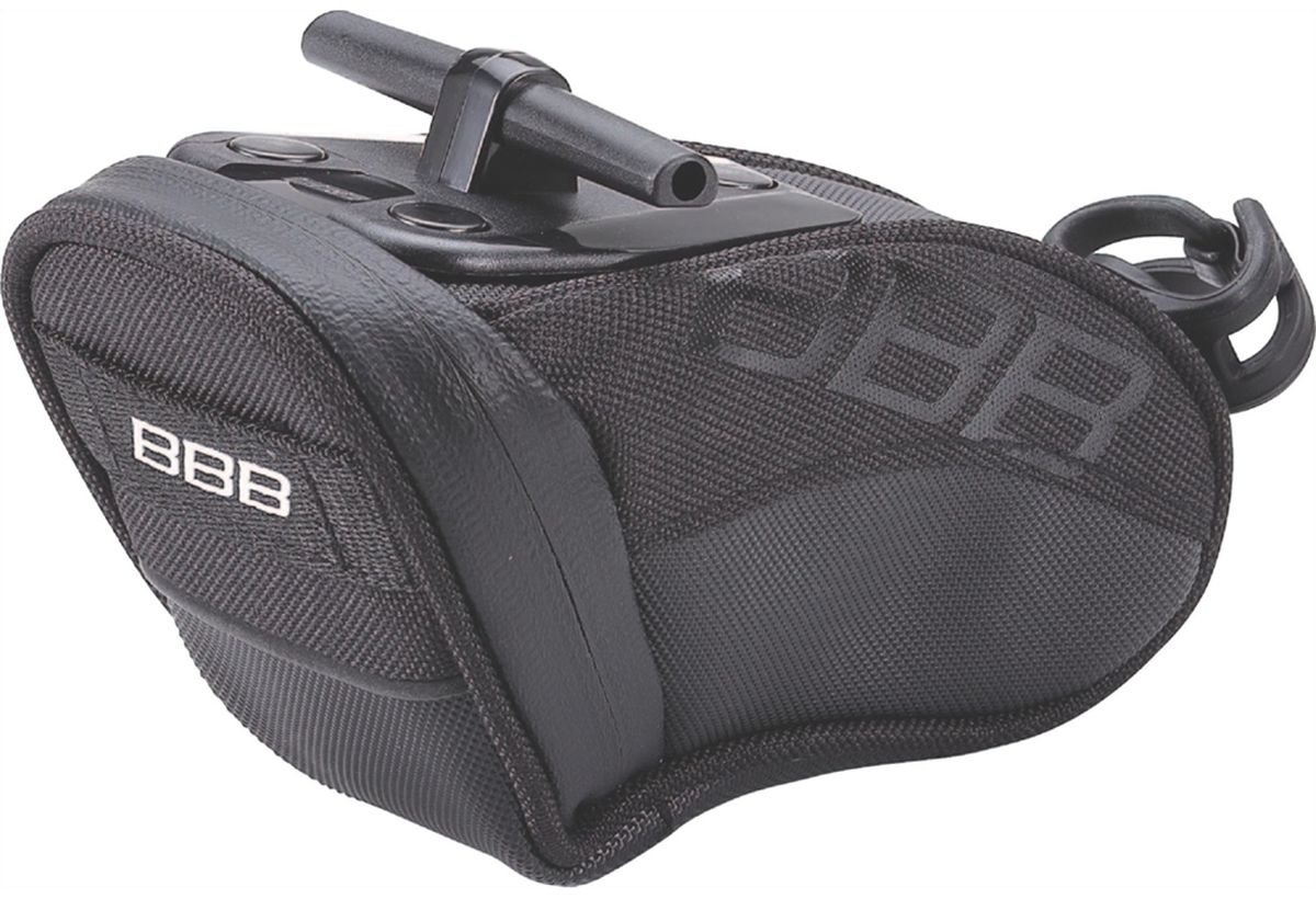Велосумка под седло BBB CurvePack, цвет: черный. Размер SBSB-13S Велосумка под седло BBB CurvePack, цвет: черный. Размер SBSB-13SВысокотехнологичная подседельная сумка особой формы для оптимального и наиболее естественного расположения под седлом. Синяя подкладка для лучшей видимости содержимого. Молния с фиксатором для дополнительной безопасности и абсолютно бесшумная при езде. Крепление для заднего габарита-LED фонарика. Черная светоотражающая полоска для лучшей видимости. Т-образная система крепления для быстрой установки и снятия. Резиновый ремешок крепления к подседельному штырю для надёжной фиксации сумочки и во избежание повреждений лайкровых шорт и подседельного штыря. S (360см3)