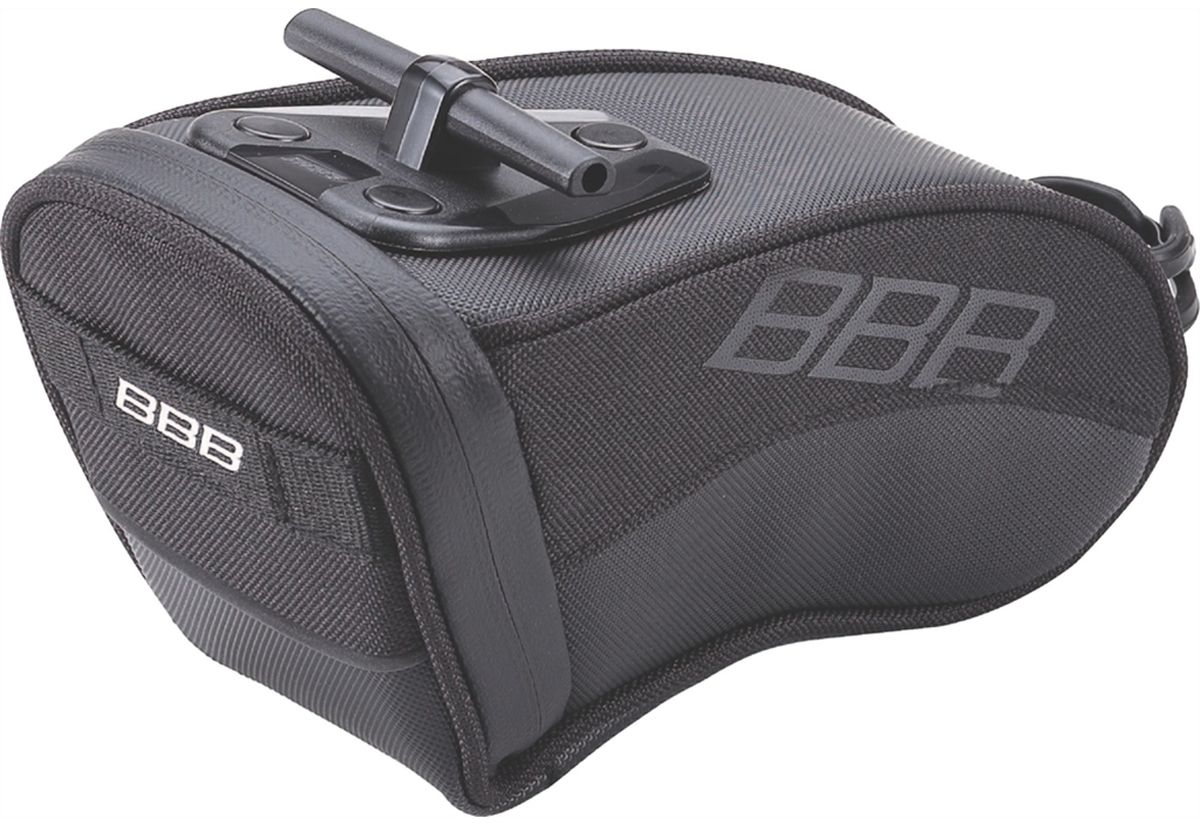 Велосумка под седло BBB CurvePack, цвет: черный. Размер LBSB-13L Велосумка под седло BBB CurvePack, цвет: черный. Размер LBSB-13LВысокотехнологичная подседельная сумка особой формы для оптимального и наиболее естественного расположения под седлом. Синяя подкладка для лучшей видимости содержимого. Молния с фиксатором для дополнительной безопасности и абсолютно бесшумная при езде. Крепление для заднего габарита-LED фонарика. Черная светоотражающая полоска для лучшей видимости. Т-образная система крепления для быстрой установки и снятия. Резиновый ремешок крепления к подседельному штырю для надёжной фиксации сумочки и во избежание повреждений лайкровых шорт и подседельного штыря. (690см3)