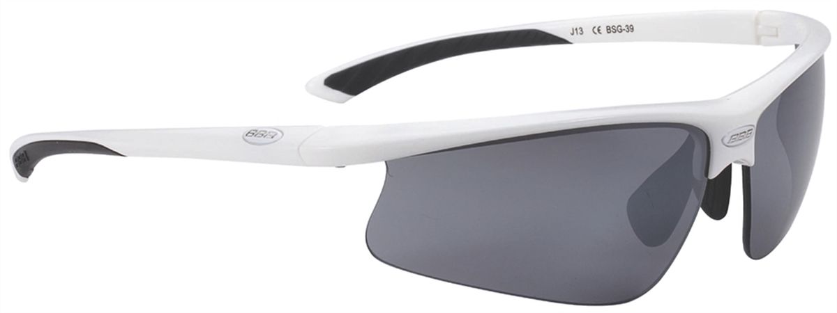 Очки солнцезащитные BBB Winner PC Smoke Flash Mirror Lens Black Tips, цвет: белыйBSG-39 Очки солнцезащитные BBB Winner PC Smoke Flash Mirror Lens Black Tips, цвет: белыйBSG-39Спортивные очки со сменными поликарбонатными линзами. Форма линз обеспечивает защиту от солнца, пыли и ветра. 100% защита от ультрафиолета. Высокотехнологичная оправа из материала Grilamid с настраиваемой резиновой переносицей. Мягкие кончики дужек для жёсткой посадки и комфорта одновременно. Мешочек для хранения в комплекте. В комплекте сменные линзы: жёлтая и прозрачная.