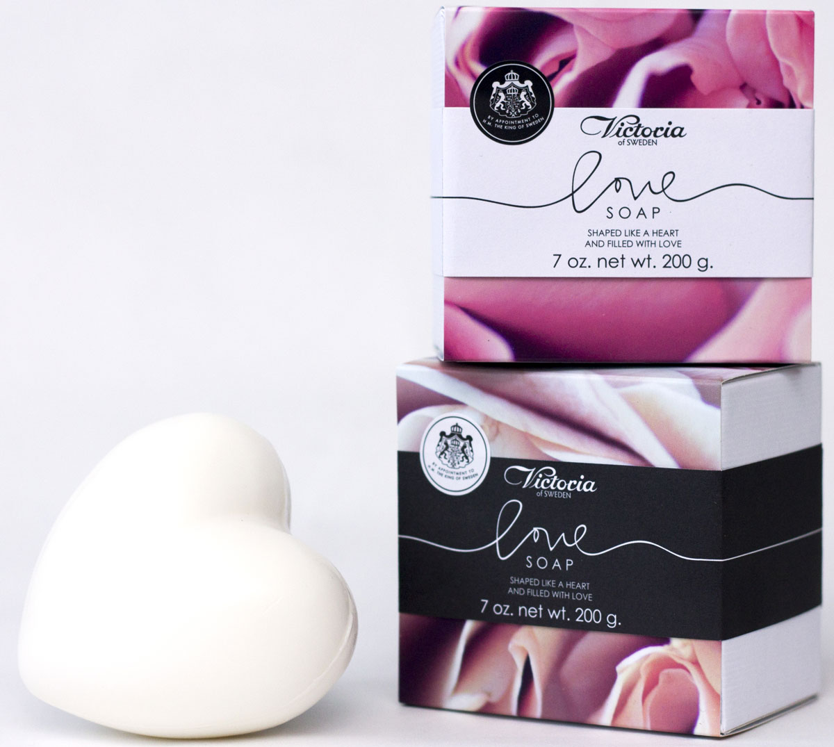 Victoria Soap Мыло для тела Love Soap Day & Night, 2 шт240701 Victoria Soap Мыло для тела Love Soap Day & Night, 2 шт240701Love Soap Day - это роскошное мыло создано в форме сердца, чтобы наполнить вашу ванную комнату любовью и свежим ароматом розы и пиона с капельками утренней росы. Начните утро с мылом Love Soap Day - и каждый день будет ярким и незабываемым, а вы почувствуете себя истинной Королевой. Love Soap Night - это роскошное мыло в форме сердца наполнит вашу ванную комнату любовью и сладкими воспоминаниями. Соблазнительный аромат розы, жасмина, амбры и мускуса перенесет вас в мир блаженства и нежности, а уникальный состав мыла позаботиться о вашей коже и подарит восхитительный королевский уход. В упаковке 2 мыла по 200 г. Товар сертифицирован.