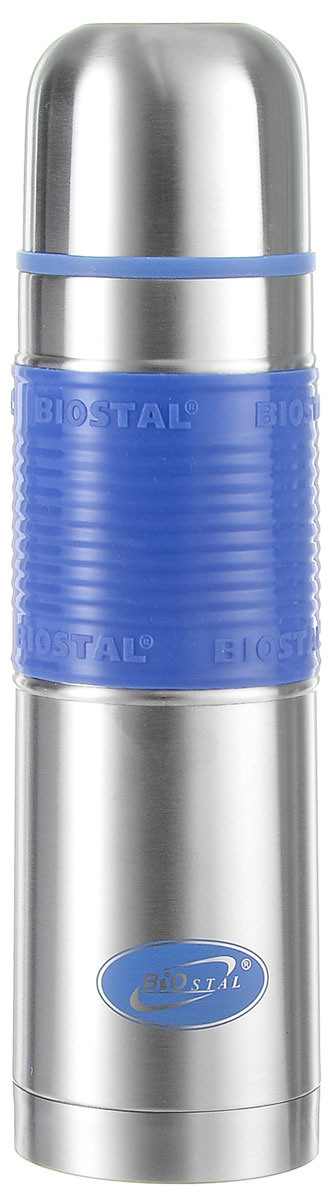 Термос Biostal Flёr, цвет: стальной, синий, 500 млNB-500P-B Термос Biostal Flёr, цвет: стальной, синий, 500 млNB-500P-BТермос с узким горлом Biostal Flёr, изготовленный из высококачественной нержавеющей стали, имеет удобную цветную силиконовую вставку. Такой термос прост в использовании, экономичен и многофункционален. Термос предназначен для хранения горячих и холодных напитков (чая, кофе) и укомплектован пробкой с кнопкой. Такая пробка удобна в использовании и позволяет, не отвинчивая ее, наливать напитки после простого нажатия. Изделие также оснащено крышкой- чашкой. Легкий и прочный термос Biostal Flёr сохранит ваши напитки горячими или холодными надолго. Высота термоса (с учетом крышки): 24.5 см. Диаметр горлышка: 4,5 см.