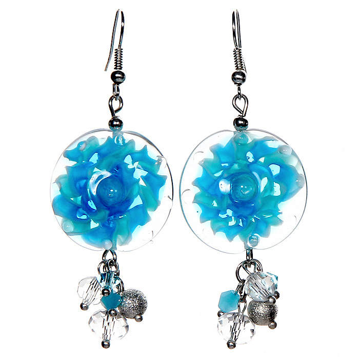 Серьги Лед Титании (Lampwork) Ручная авторская работаER0025 Серьги Лед Титании (Lampwork) Ручная авторская работаER0025Общая высота 4 см. Диаметр 2 см. Авторская работа. Автор Ольга Букина. Оригинальные серьги, изготовленные из стекла, позволят Вам с легкостью воплотить самую смелую фантазию и создать собственный, неповторимый образ. Красивое и необычное украшение блестяще подчеркнет изящество, женственность и красоту своей обладательницы и поможет внести разнообразие в привычный образ. Эти серьги - капля льда с расстояния 436000 км, из вечной черноты космоса, с орбиты Урана по которой медленно плывет в вечности Титания. Возникают и пропадают цивилизации, сотни рассветов, закатов, на Земле проходят сотни лет. Лишь еще один оборот Титании в тени огромного Урана, а капля замерзшего миллионы лет назад Океана - на вашей ладони. Каждое украшение выполнено вручную и потому уникально. Ваше украшение может несколько отличаться в деталях от представленного на фотографии. Общий вид украшения сохраняется.