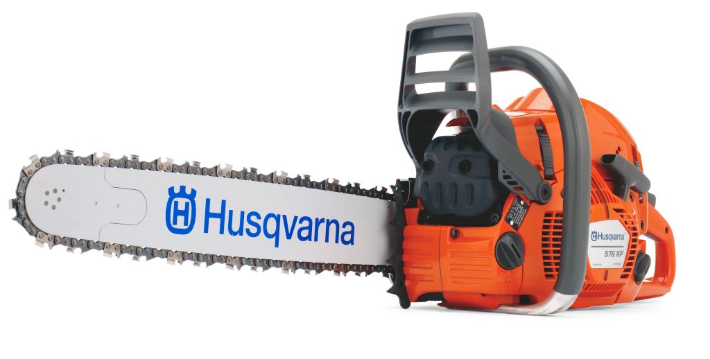 Бензопила Husqvarna 576XP9651754-18 Бензопила Husqvarna 576XP9651754-18Бензопила Husqvarna 576 XP - это пила для профессионального использования. Она оснащена новым двигателем с технологией X-TORQ, которая обеспечивает увеличенный крутящий момент в широком диапазоне оборотов, снижает расходом топлива и количество вредных выхлопов. Расположенная под углом передняя рукоятка, оптимальное расстояние между рукоятками, узкий гладкий корпус и высокое расположение центра тяжести делают эту модель очень маневренной и удобной, особенно, если вам приходится работать под разными углами. Система Smart Start обеспечивает легкий запуск, а система очистки воздуха Air Injection позволяет пиле работать дольше.