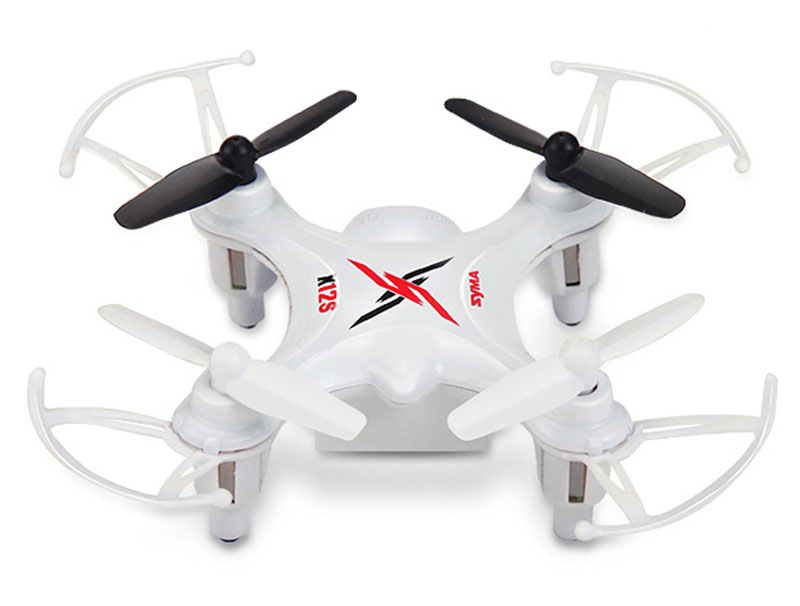 Syma Квадрокоптер на радиоуправлении X12s цвет белыйX12s white Syma Квадрокоптер на радиоуправлении X12s цвет белыйX12s whiteКвадрокоптер на радиоуправлении Syma X12S - это самый маленький квадрокоптер от Syma X12S Nano и создан для полетов в помещании, но его структура позволяет запускать квадрокоптер на открытом воздухе в безветренную погоду. Модели радиоуправляемых квадрокоптеров Syma отличаются стабильностью полета и X12S не исключение.Квадрокоптер X12S имеет 6-ти осевую систему стабилизации, что делает не только полет стабильным, но и позволяет выпрямиться из любого положения. X12S можно заставить зависнуть на месте. Четырехосевая структура делает квадрокоптер более гибким и быстрым при полете. Потрясающие светодиодные эффекты сделают впечатляющим и эффективным полет в темное время суток.