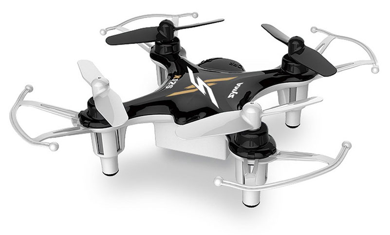 Syma Квадрокоптер на радиоуправлении X12s цвет черныйX12S black Syma Квадрокоптер на радиоуправлении X12s цвет черныйX12S blackКвадрокоптер на радиоуправлении Syma X12S - это самый маленький квадрокоптер от Syma X12S Nano и создан для полетов в помещании, но его структура позволяет запускать квадрокоптер на открытом воздухе в безветренную погоду. Модели радиоуправляемых квадрокоптеров Syma отличаются стабильностью полета и X12S не исключение.Квадрокоптер X12S имеет 6-ти осевую систему стабилизации, что делает не только полет стабильным, но и позволяет выпрямиться из любого положения. X12S можно заставить зависнуть на месте. Четырехосевая структура делает квадрокоптер более гибким и быстрым при полете. Потрясающие светодиодные эффекты сделают впечатляющим и эффективным полет в темное время суток.