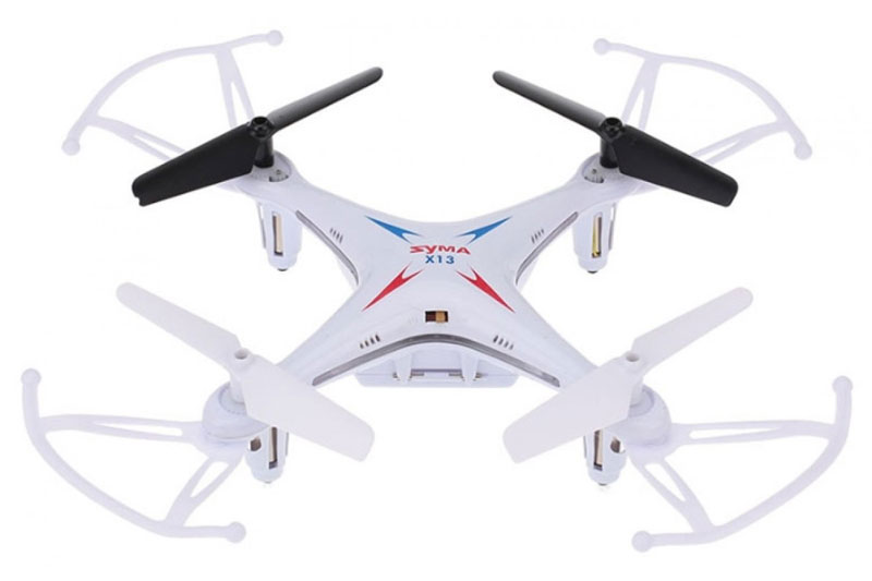 Syma Квадрокоптер на радиоуправлении X13 цвет белыйX13 white Syma Квадрокоптер на радиоуправлении X13 цвет белыйX13 whiteSyma X13– компактный и легкий мини-квадрокоптер, недорогая универсальная модель. Этот квадрокоптер может быть использован и в закрытом помещении, и на открытом воздухе в тихую погоду. Благодаря своему компактному размеру и небольшому весу этот мини-квадрокоптер можно брать в поездки и путешествия. Модель сделана из ударопрочного пластика. Квадрокоптер имеет стильный современный внешний вид, оснащен яркими светодиодами, а для полетов в помещении предусмотрены тонкие дуги для защиты лопастей. Управление осуществляется с прилагаемого пульта ДУ, оно просто и интуитивно понятно, так что такой мини-квадрокоптер подойдет для начинающих, в том числе для подростков. Дополнительное удобство модели X13 – это высокая устойчивость в полете за счет встроенного шестиосевого гироскопа. Пульт дистанционного управления – четырехканальный, работает на стандартной частоте 2,4 ГГц, имеет надежную защиту от помех. Время полета мини-квадрокоптера – 6 - 8 минут. Зарядка встроенного литий-полимерного...
