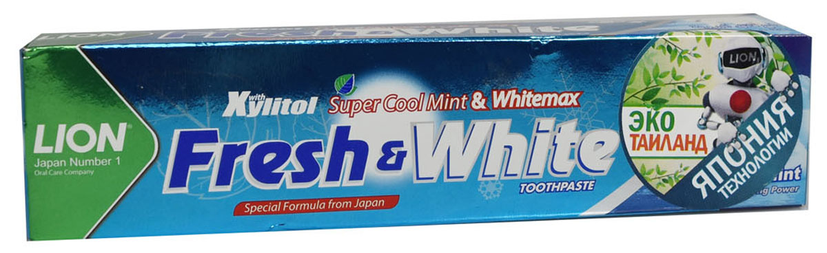 LionThailand Fresh & White Паста зубная отбеливающая супер прохладная мята, 75 гр806061 LionThailand Fresh & White Паста зубная отбеливающая супер прохладная мята, 75 гр806061Отбеливающая зубная паста Fresh & White разработана по особой японской формуле, которая обеспечивает комплексную защиту и уход за полостью рта за счет действия трех главных компонентов – фтора, карбоната кальция и витамина Е. Паста эффективно удаляет зубной налет, за короткий срок возвращая зубам естественную белизну. Кальций эффективно укрепляет зубную эмаль, витамин Е заботится о деснах. Двойной фтор активно защитит зубы от кариеса и укрепляет прикорневую зону. Зубная паста превращается в микропену, которая легко проникает между зубами, делая чистку более эффективной. Обладает насыщенным мятным вкусом и ароматом. Способ применения: для ежедневного использования 2 раза в день или после еды. Меры предосторожности: хранить в недоступном для детей месте. Рекомендуется для детей старше 6 лет. Способ хранения: хранить в прохладном сухом месте. Состав: карбонат кальция, вода, сорбитол, гидратированный диоксид кремния, пропиленгликоль, лаурилсульфат натрия, целлюлозная камедь,...