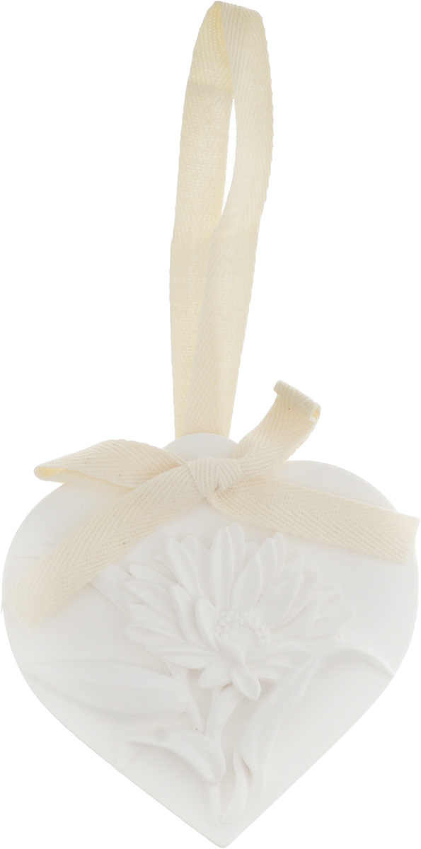 Ароматизатор для дома Magic Home Water lily, подвесной, 9 х 9 х 1.5 см43846 Ароматизатор для дома Magic Home Water lily, подвесной, 9 х 9 х 1.5 см43846Ароматизатор Magic Home Water lily предназначен для дома. Изделие изготовлено из гипса и обладает ароматом лилии. Изделие выполнено в виде сердца с цветком. Имеется удобная петля для подвешивания. Ароматизатор для дома Water lily наполнит ваш дом нежным ароматом на долгое время. Размер ароматизатора: 9 х 9 х 1,5 см.
