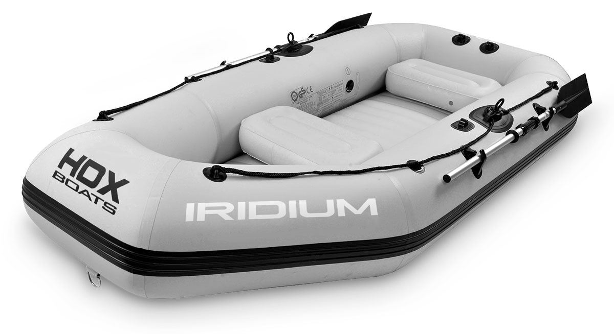 Лодка надувная HDX Iridium 300 AM, цвет: серый, 280 кг96615 Лодка надувная HDX Iridium 300 AM, цвет: серый, 280 кг96615До сих пор, все знали HDX только как производителя высококачественных моторов и лодок ПВХ с жестким транцем под мотор. Но в этом году компания HDX удивила своих приверженцев и конкурентов, выпустив гребную надувную ПВХ лодку HDX IRIDIUM. Правда, конечно же, возможность установки мотора на новинку так же осталось. Для этого достаточно докупить за очень умеренную сумму навесной транец для этой лодки.Новинка внушает не только своими размерами, но и качеством. Фирменные неразрушающиеся герметичные швы, сделанные методом высокочастотной сварки, проверенный годами износостойкий трехслойный корейский ПВХ-материал толщиной 0,7 мм. Все как и у более взрослых собратьев с вклееным транцем.