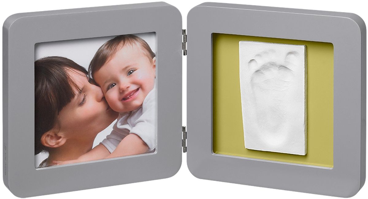 Baby Art Рамка для оттисков Модерн двойная с 4 подложками34120137 Baby Art Рамка для оттисков Модерн двойная с 4 подложками34120137Рамочка с отпечатком от компании Baby Art - это особый подход к созданию очаровательного подарка на память для этого особого периода жизни, с фотографией и обоими отпечатками ручки и ножки вашего ребенка. - Быстро и легко сделать отпечаток: не надо запекать, нет необходимости в дополнительных материалах, все уже включено в набор! - Можно делать несколько проб до сушки. - Очень быстро: создание идеального слепка всего за 2 минуты (не включая процесс сушки).
