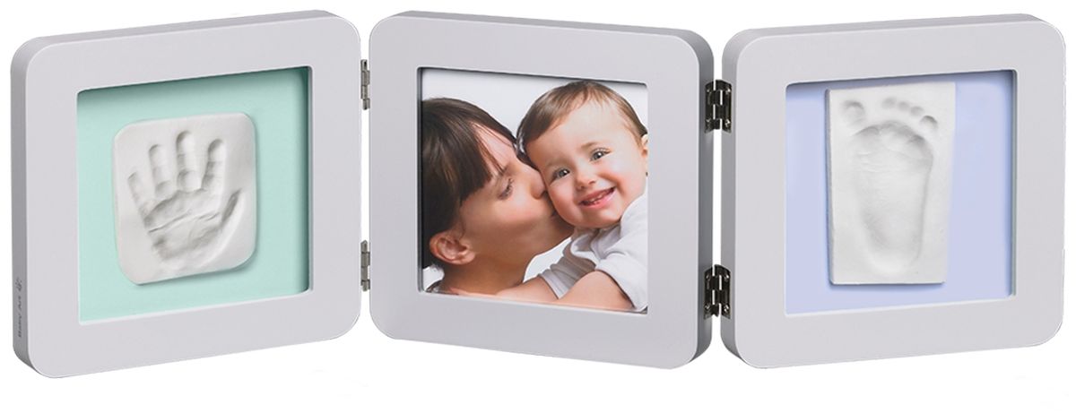 Baby Art Рамка для оттисков Модерн тройная с 3 подложками34120140 Baby Art Рамка для оттисков Модерн тройная с 3 подложками34120140Рамочка с отпечатком от компании Baby Art - это особый подход к созданию очаровательного подарка на память для этого особого периода жизни, с фотографией и обоими отпечатками ручки и ножки вашего ребенка. - Быстро и легко сделать отпечаток: не надо запекать, нет необходимости в дополнительных материалах, все уже включено в набор! - Можно делать несколько проб до сушки. - Очень быстро: создание идеального слепка всего за 2 минуты (не включая процесс сушки).