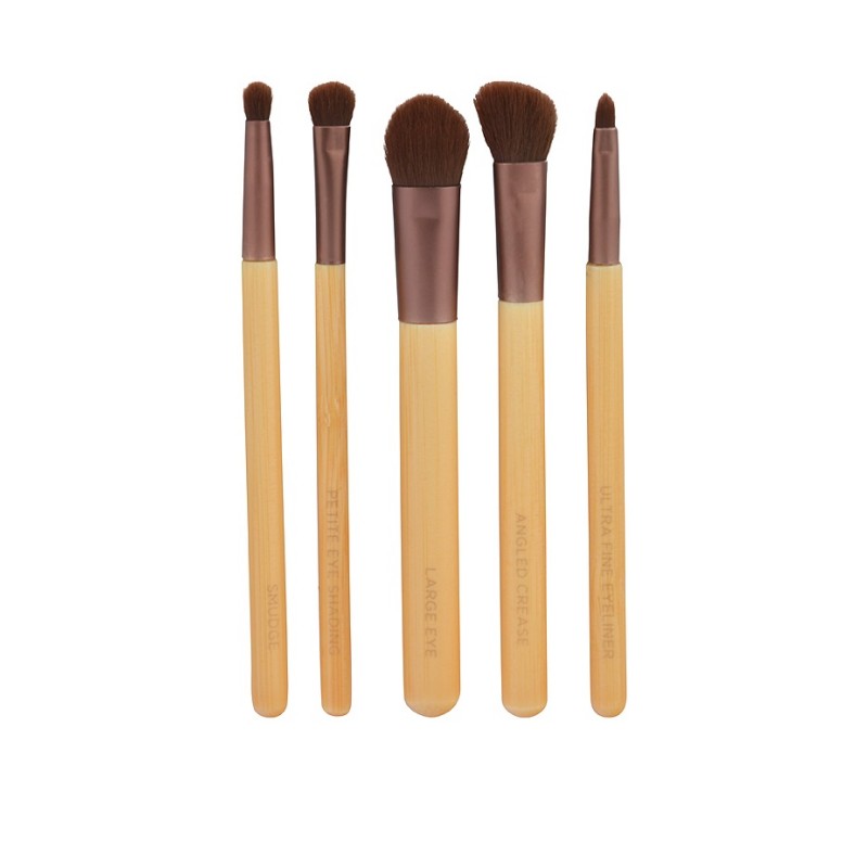 EcoTools Набор кистей для макияжа Essential Eye Set1227М EcoTools Набор кистей для макияжа Essential Eye Set1227МСостав набора: большая кисть для век, угловая кисть, коническая кисть, маленькая затеняющая кисть, кисть для подводки, дорожную косметичку на молнии Одним из главных секретов создания профессионального мейкапа являются правильно подобранные кисти. Превосходный набор кистей для макияжа производства французской компании EcoTools поможет подчеркнуть красоту ваших глаз и создать фантастический образ. Набор включает в себя пять экологически чистых, мягких, плотно набитых, многофункциональных кисточек, изготовленных из искусственного эластичного ворса, который позволяет превосходно набирать и наносить косметику, не вызывая какой-либо дискомфорт в процессе использования. В комплект входит крупная кисть для хайлайтера и базы, скошенная кисточка для выделения складки века, кисть для нанесения и растушевки теней, кисточку для прорисовки уголков глаз, и также для нанесения и растушевки карандаша. Рукоятки кисточек выполнены из бамбука, комфортно помещаются в руке, наконечник выполнен из...