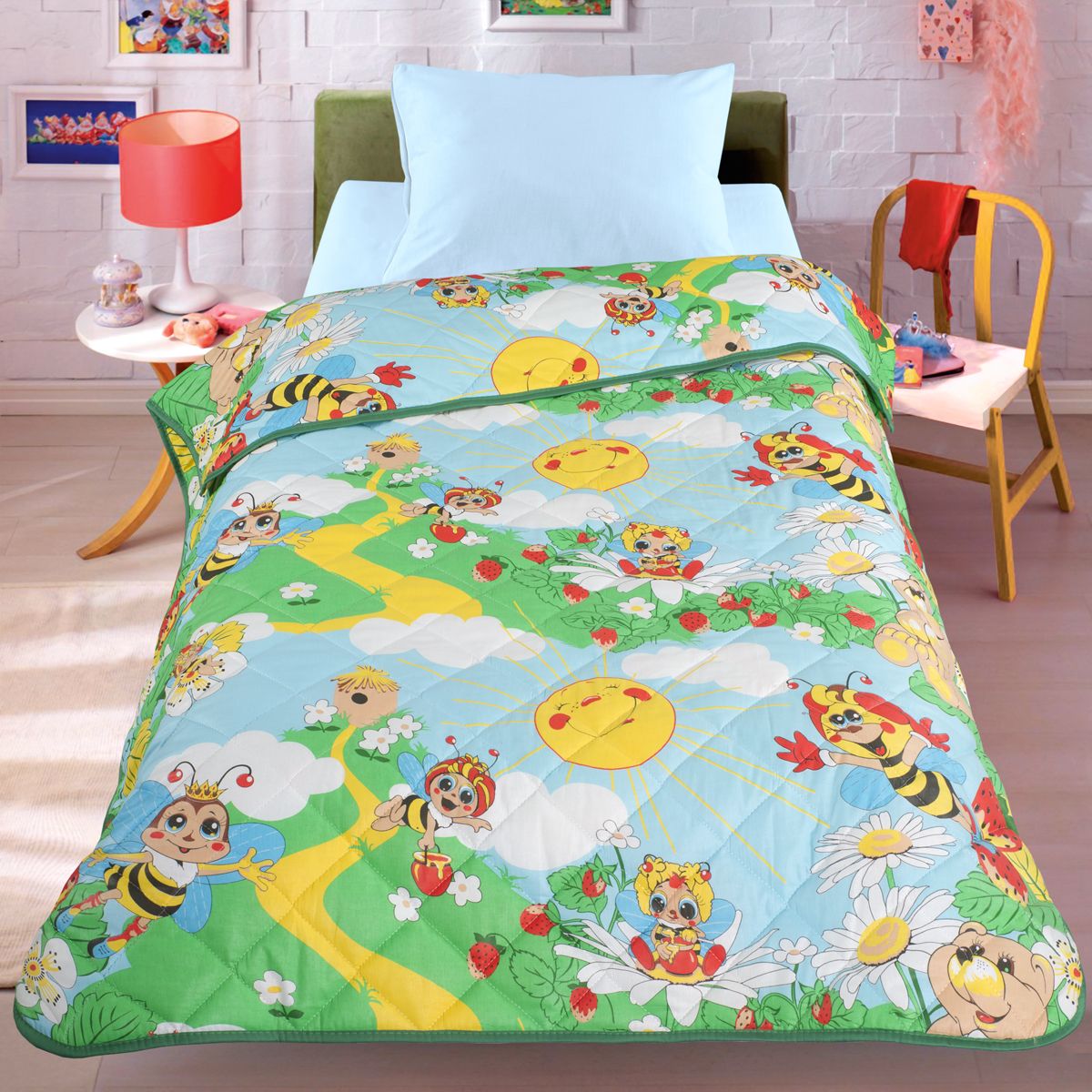 Покрывало-одеяло Letto Пчела, облегченное, цвет: зеленый, 140 x 200 смpchela140 Покрывало-одеяло Letto Пчела, облегченное, цвет: зеленый, 140 x 200 смpchela140Легкое оригинальное покрывало в чехле будет радовать вас и вашего малыша в течение всего года. Сидеть на таком покрывале будет приятно и комфортно - ведь оно выполнено из 100% хлопка. К тому же покрывало можно использовать и как одеяло на детскую кровать. Дизайн двусторонний. Наполнитель - силиконизированное волокно. Вашему ребенку не будет жарко под таким одеялом, а это значит он не будет раскрываться. Оно подлежит машинной стирке при температуре 30 гр., строго на деликатном режиме.