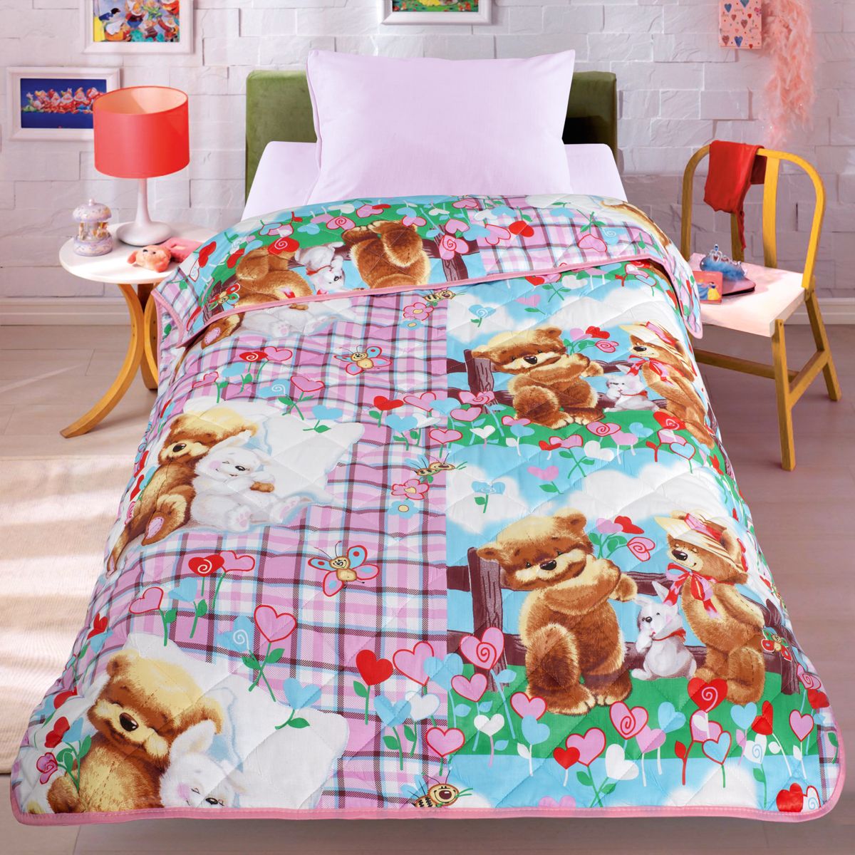 Покрывало-одеяло Letto Мишки и зайка, облегченное, цвет: розовый, 140 x 200 смbear-rabbit140 Покрывало-одеяло Letto Мишки и зайка, облегченное, цвет: розовый, 140 x 200 смbear-rabbit140Легкое оригинальное покрывало в чехле будет радовать вас и вашего малыша в течение всего года. Сидеть на таком покрывале будет приятно и комфортно - ведь оно выполнено из 100% хлопка. К тому же покрывало можно использовать и как одеяло на детскую кровать. Дизайн двусторонний. Наполнитель - силиконизированное волокно. Вашему ребенку не будет жарко под таким одеялом, а это значит он не будет раскрываться. Оно подлежит машинной стирке при температуре 30 гр., строго на деликатном режиме.
