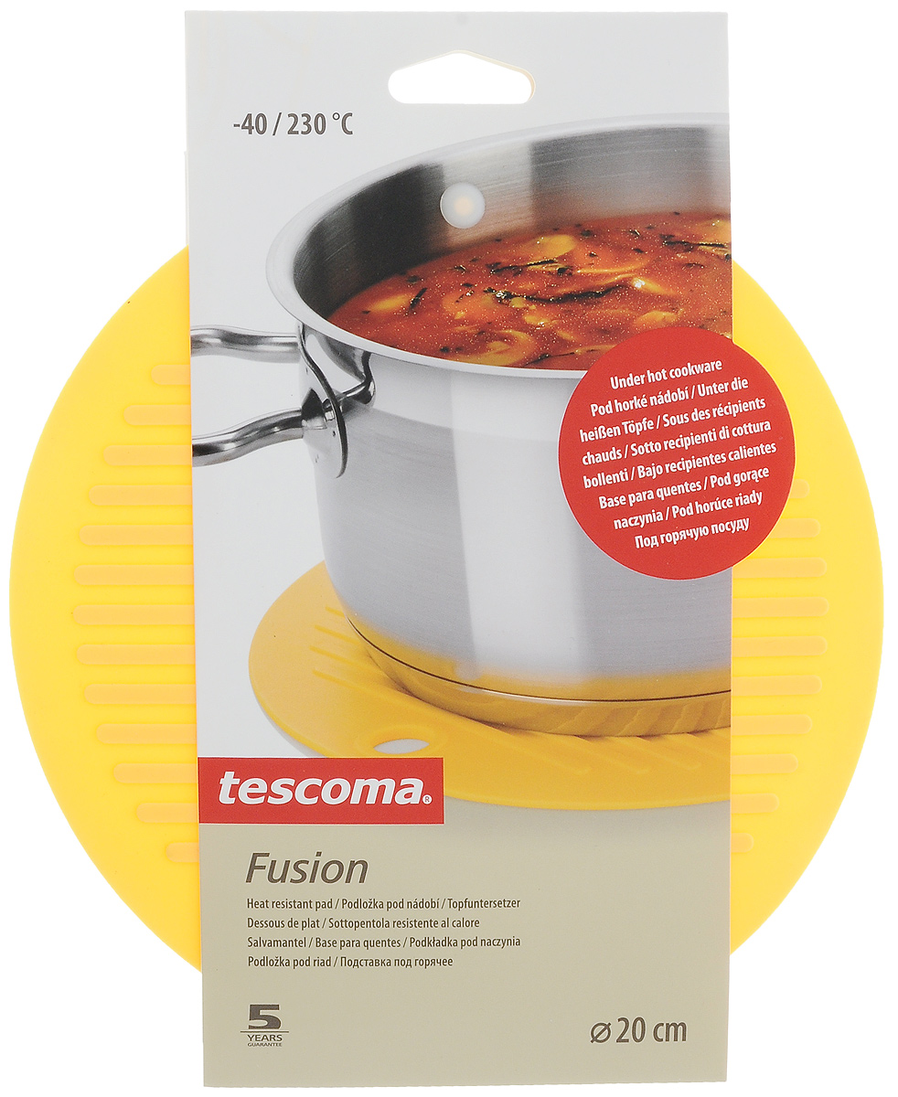 Подставка под горячее Tescoma Fusion, цвет: желтый, диаметр 20 см638480_желтый Подставка под горячее Tescoma Fusion, цвет: желтый, диаметр 20 см638480_желтыйПодставка под горячее Tescoma Fusion изготовлена из первоклассного жароупорного силикона и оснащена специальным отверстием для подвешивания. Материал позволяет выдерживать высокие температуры и не скользит по поверхности стола. Каждая хозяйка знает, что подставка под горячее - это незаменимый и очень полезный аксессуар на каждой кухне. Ваш стол будет не только украшен яркой и оригинальной подставкой, но и сбережен от воздействия высоких температур. Диаметр подставки: 20 см.