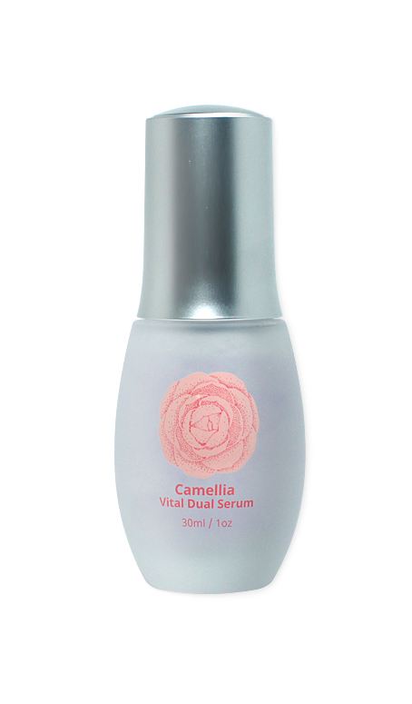 TOV, Двойная оживляющая сыворотка, Camellia 30 мл8809230142090 TOV, Двойная оживляющая сыворотка, Camellia 30 мл8809230142090В состав всех средств серии Camelia входит экстракт цветов камелии. Он содержит полифенолы и флавоноиды, а также богат витаминами А, Е, С, В. Экстракт цветов камелии является сильным антиоксидантом, замедляет процесс старения клеток и эффективно борется с первыми возрастными изменениями. Кроме того он обладает выраженным увлажняющим и успокаивающим действием. Оживляющая сыворотка тонизирует, увлажняет и придает эластичность коже. Технология капсулирования компонентов позволяет сохранить все полезные свойства, защитить их от разрушения и повысить эффективность средства. При нанесении на кожу капсулы лопаются и насыщают кожу живительной влагой, придавая здоровое сияние.