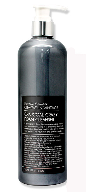 Graymelin, Очищающая пенка, Сharcoal Crazy Foam Cleanser, 500 мл8809429953957 Graymelin, Очищающая пенка, Сharcoal Crazy Foam Cleanser, 500 мл8809429953957Древесный уголь и белая глина обладают противовоспалительным эффектом, абсорбируют излишки кожного сала и при регулярном применении способствуют сужению пор и придают матовость коже. Семь растительных экстрактов (экстракты корицы, соевых бобов, кипариса, ивы, портулака огородного, орегано и частицы золота) оказывают положительное влияние на состояние проблемной кожи лица, смягчают и успокаивают. Густая упругая пена хорошо растворяет и бережно очищает кожу от различных загрязнений: остатки макияжа, омертвевшие клетки, излишнее кожное сало. Пенка для умывания смягчает и делает кожу чистой и сияющей.